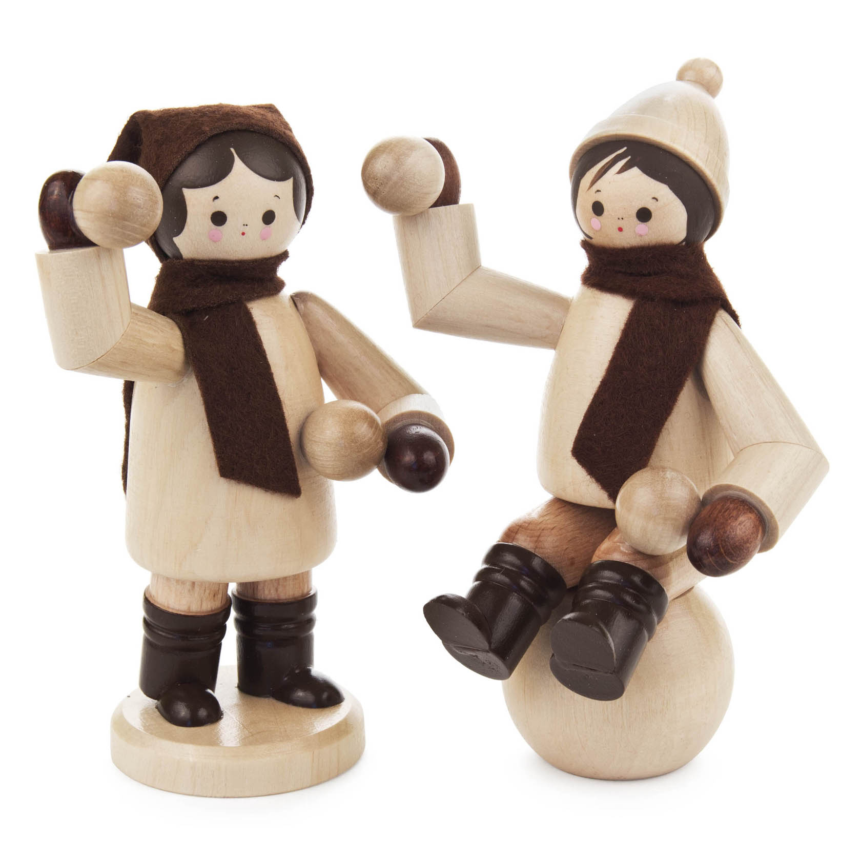 Zwei Holzfiguren mit winterlicher Kleidung, eine sitzend auf einer Holzschneekugel, die andere stehend, beide mit erhobenen Armen in Schneeballwurfpose. im Dregeno Online Shop günstig kaufen