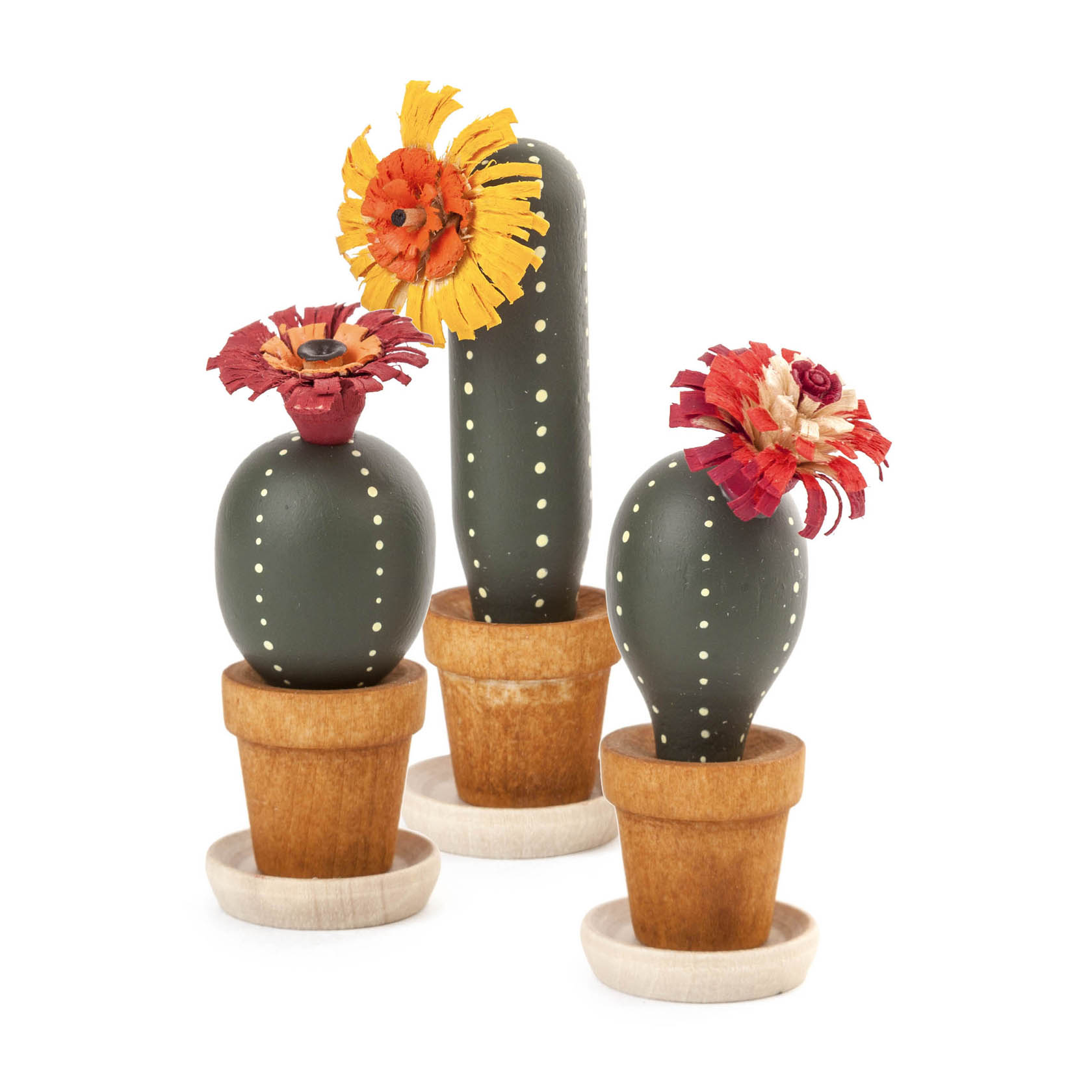 Drei dekorative Kakteen im Topf aus Holz mit bunten Papierblumen: eine gelbe auf hohem Kaktus und zwei rot-rosa auf rundlichen Kakteen. im Dregeno Online Shop günstig kaufen