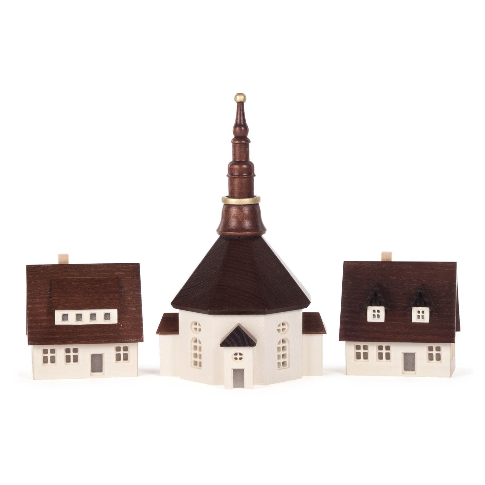 Modell der Seiffener Kirche mit zwei mittelgroßen, hölzernen Häusern, alle mit ausgefrästen Fenstern. Die Kirche hat einen hohen, verzierten Turm. im Dregeno Online Shop günstig kaufen