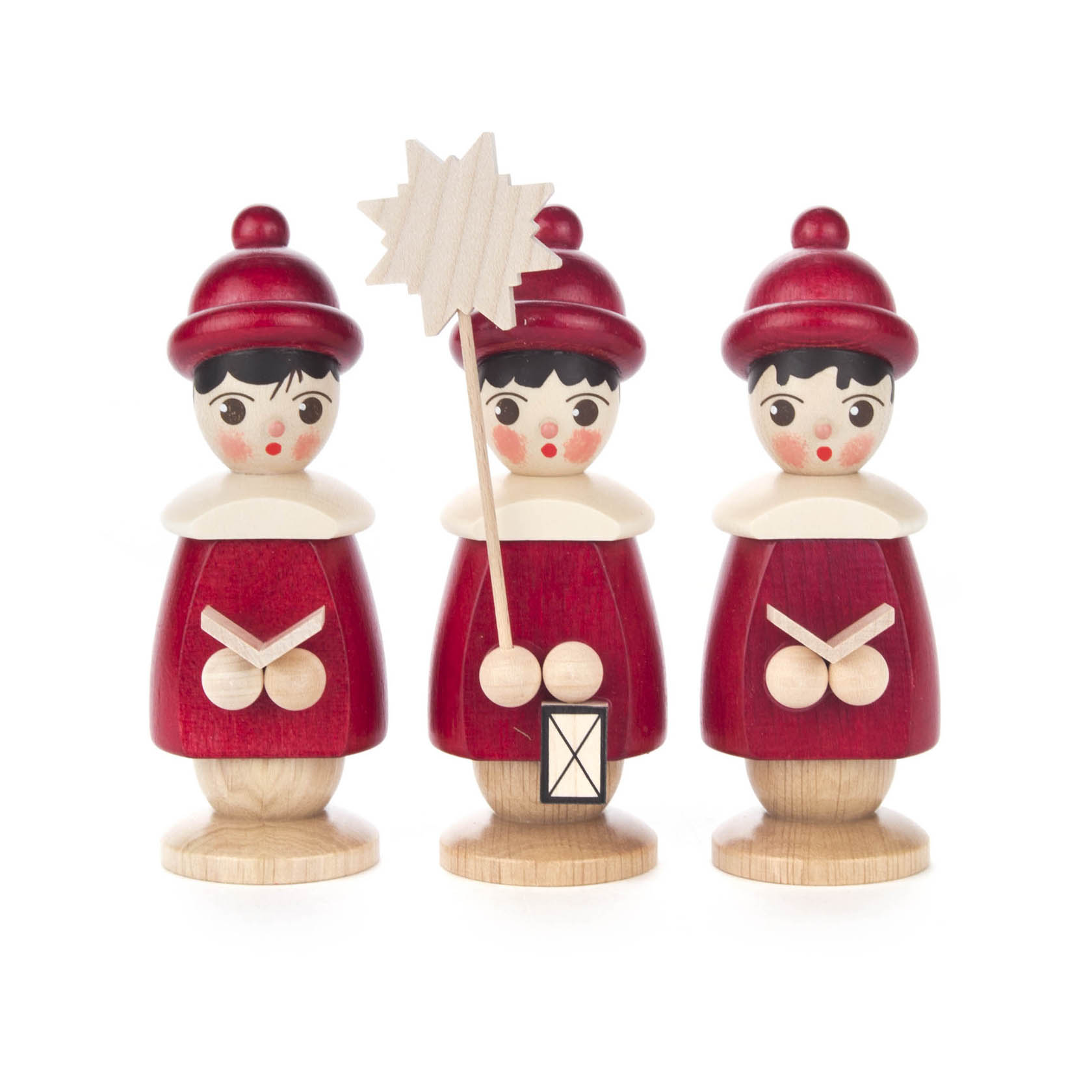 Drei rote Kurrendefiguren, jede mit schwarzem Hut, weißem Kragen und roten Umhang, wobei eine Figur einen Sternstab und Laterne hält. im Dregeno Online Shop günstig kaufen