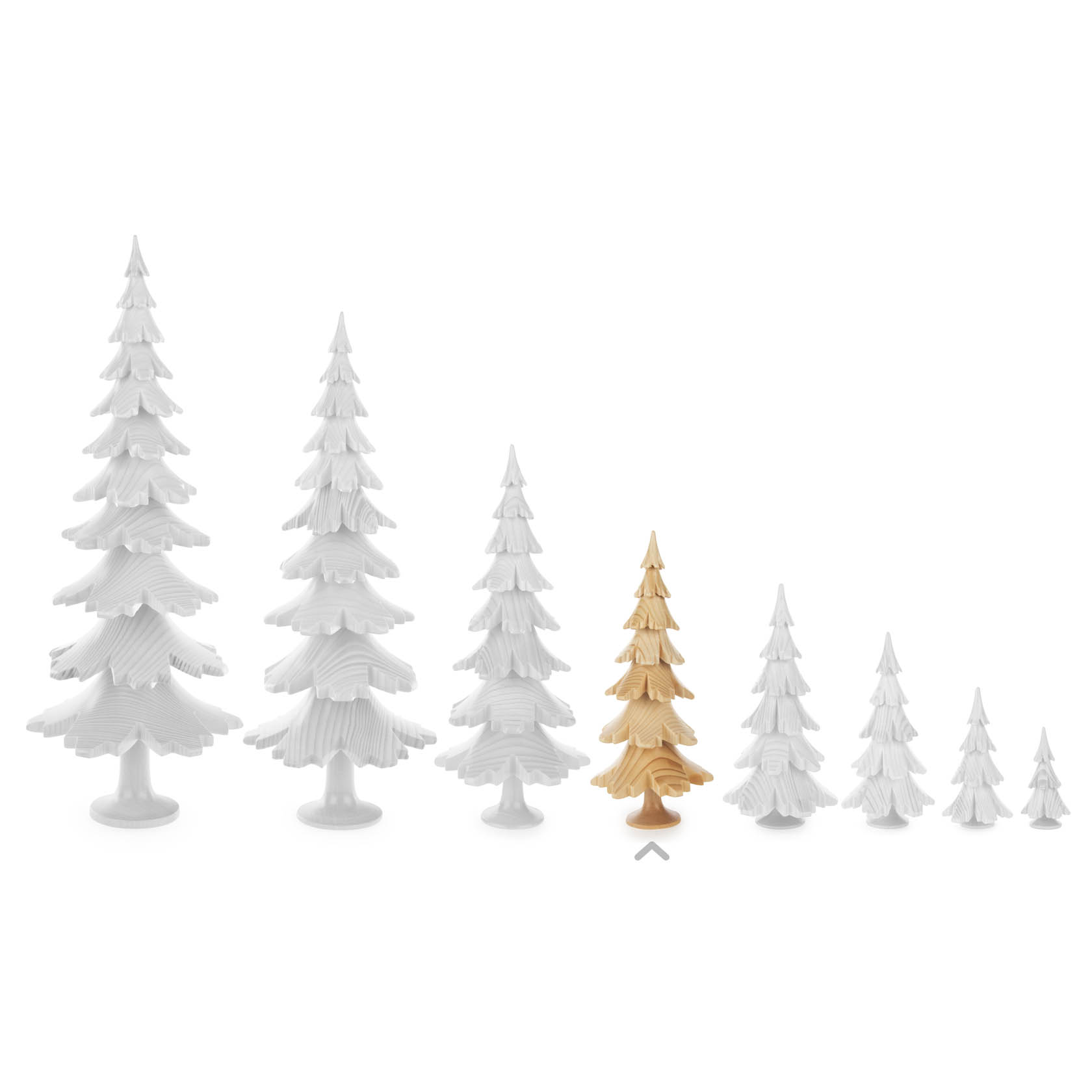 Reihe von neun weißen Modellbäumen aus Holz, sortiert nach Größe, mit einem einzigen naturfarbenen, zum Vergleich.