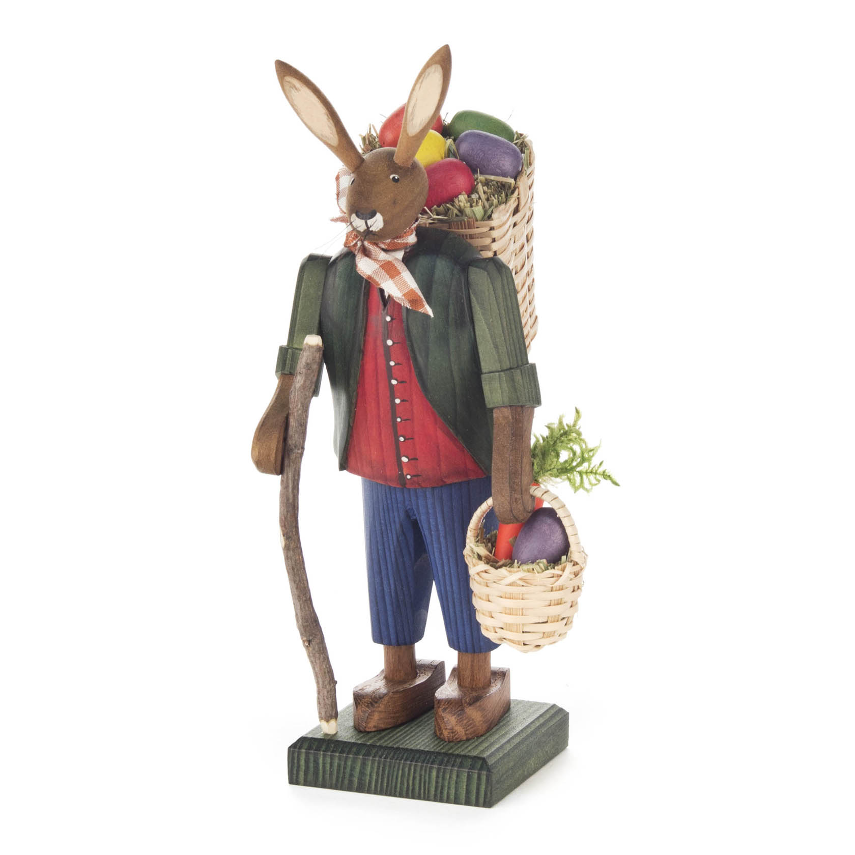 Holzfigur eines Hasen in traditioneller Tracht mit einem Korb voller bunter Ostereier auf dem Rücken und einem Korb mit Karotten und einem Ei in der Hand. im Dregeno Online Shop günstig kaufen