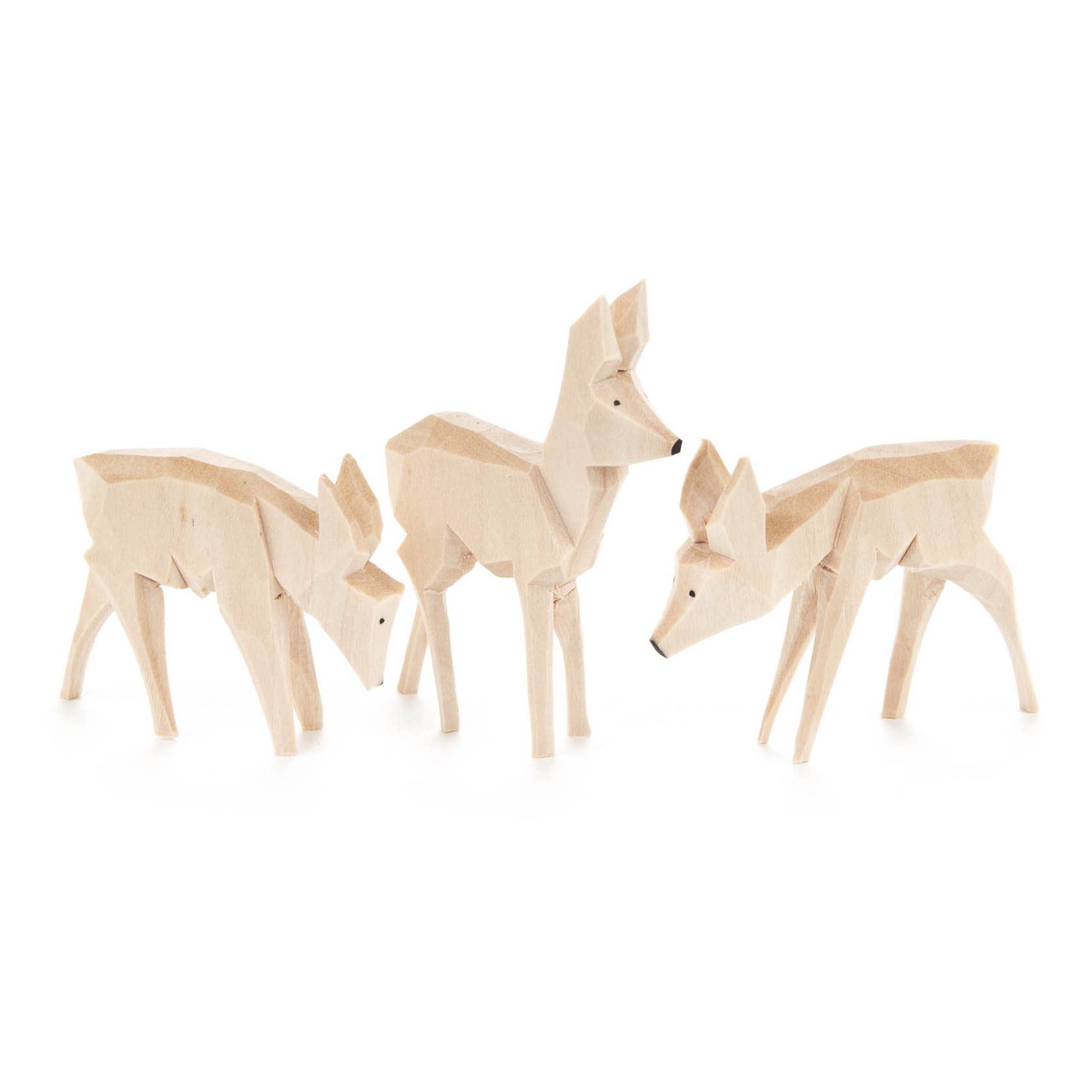 Drei handgeschnitzte, minimalistische Holzskulpturen von Rehen in verschiedenen Posen. Die Tiere haben eine schlichte, geometrische Form. im Dregeno Online Shop günstig kaufen