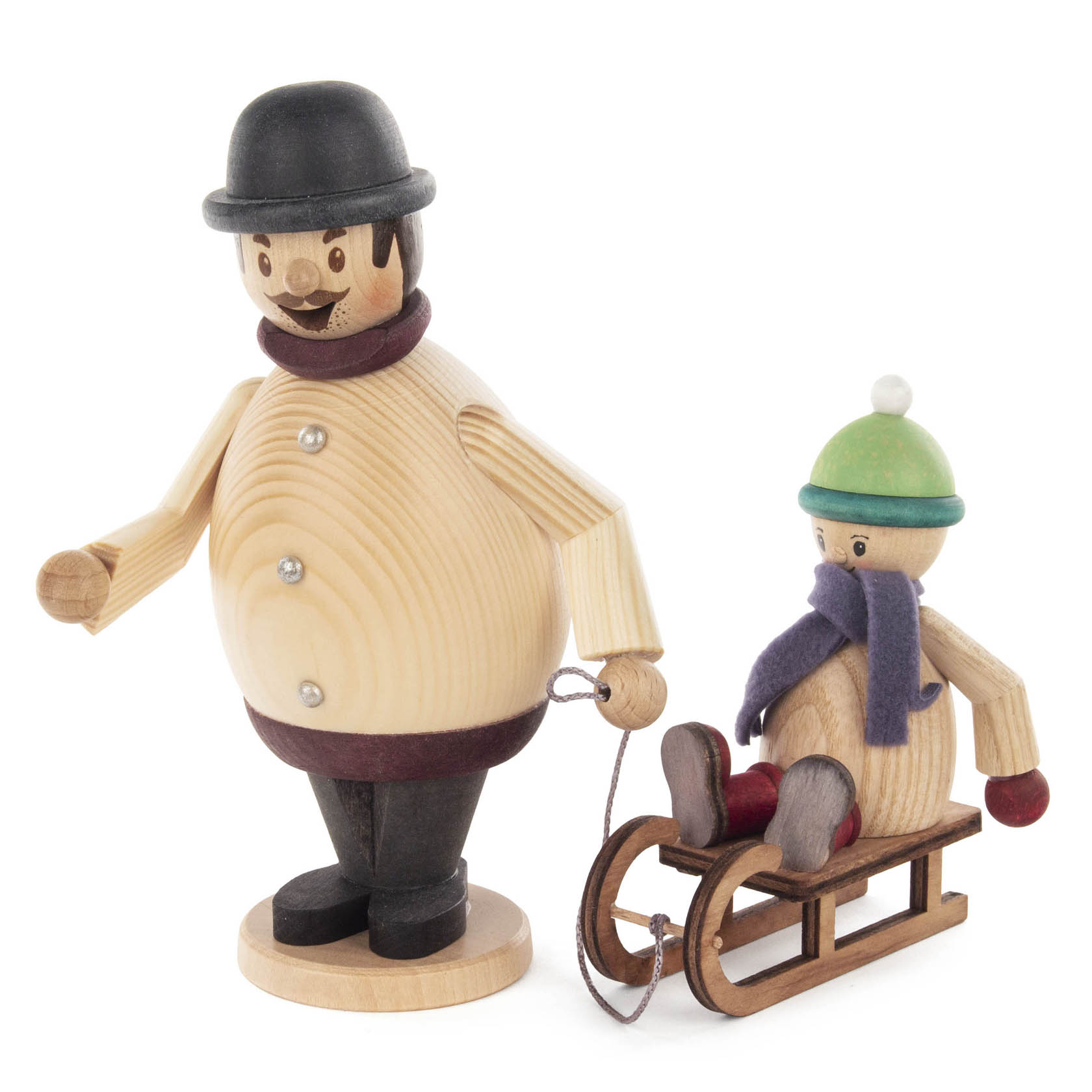 Holzfigur eines höflich lächelnden Räuchermanns mit schwarzem Hut, der einen kleinen Jungen mit grüner Mütze und violettem Schal auf einem Schlitten zieht. im Dregeno Online Shop günstig kaufen