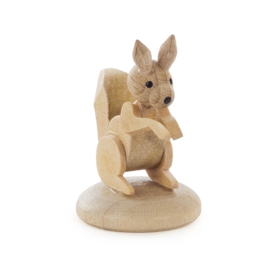 Holzfigur eines sitzenden Eichhörnchens auf einem runden Sockel. im Dregeno Online Shop günstig kaufen