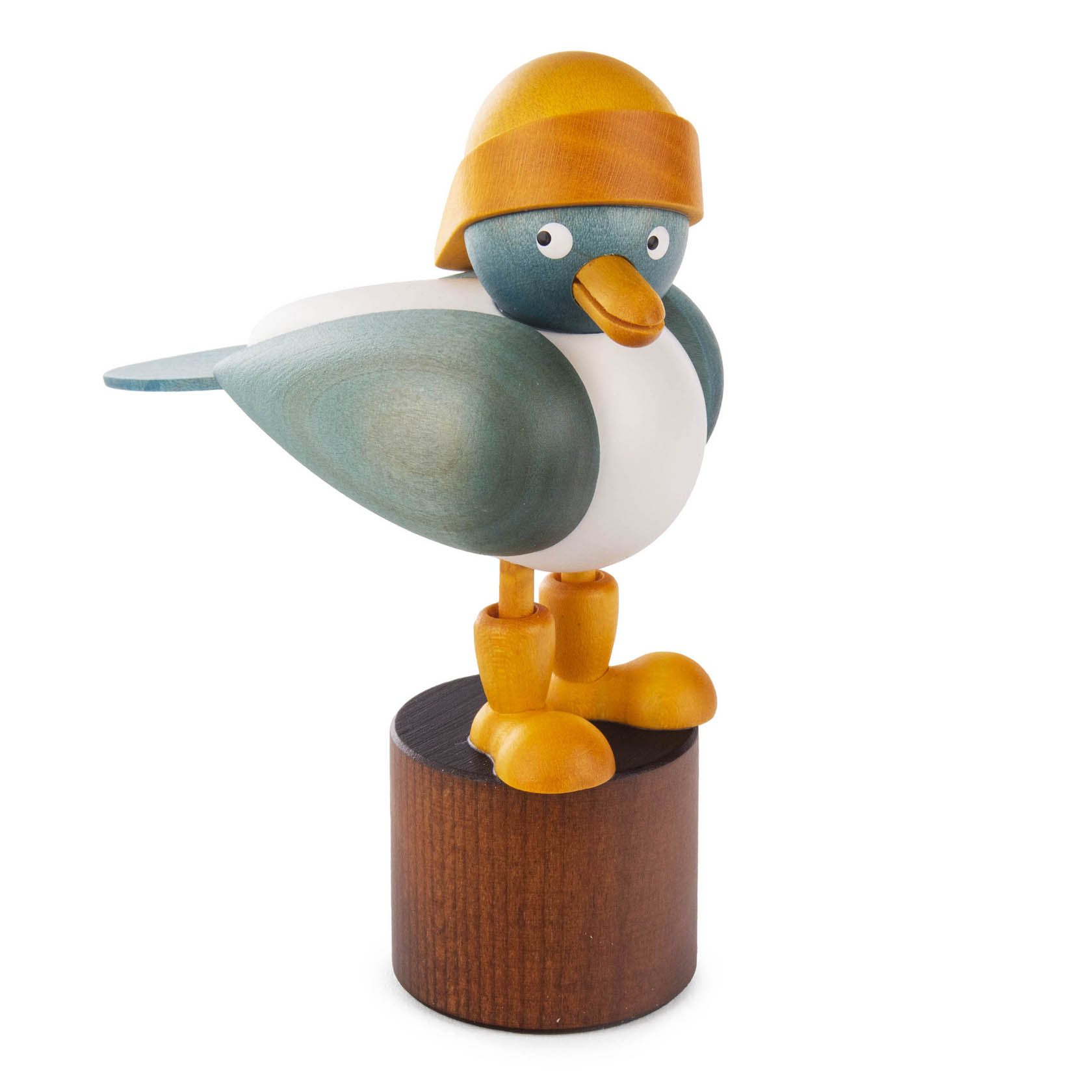 Holzfigur einer Sturmmöwe mit blauen Flügeln und gelbem Schnabel, die einen blau-gelben Südwester und passende Schuhe trägt, steht auf einem Holzsockel. im Dregeno Online Shop günstig kaufen