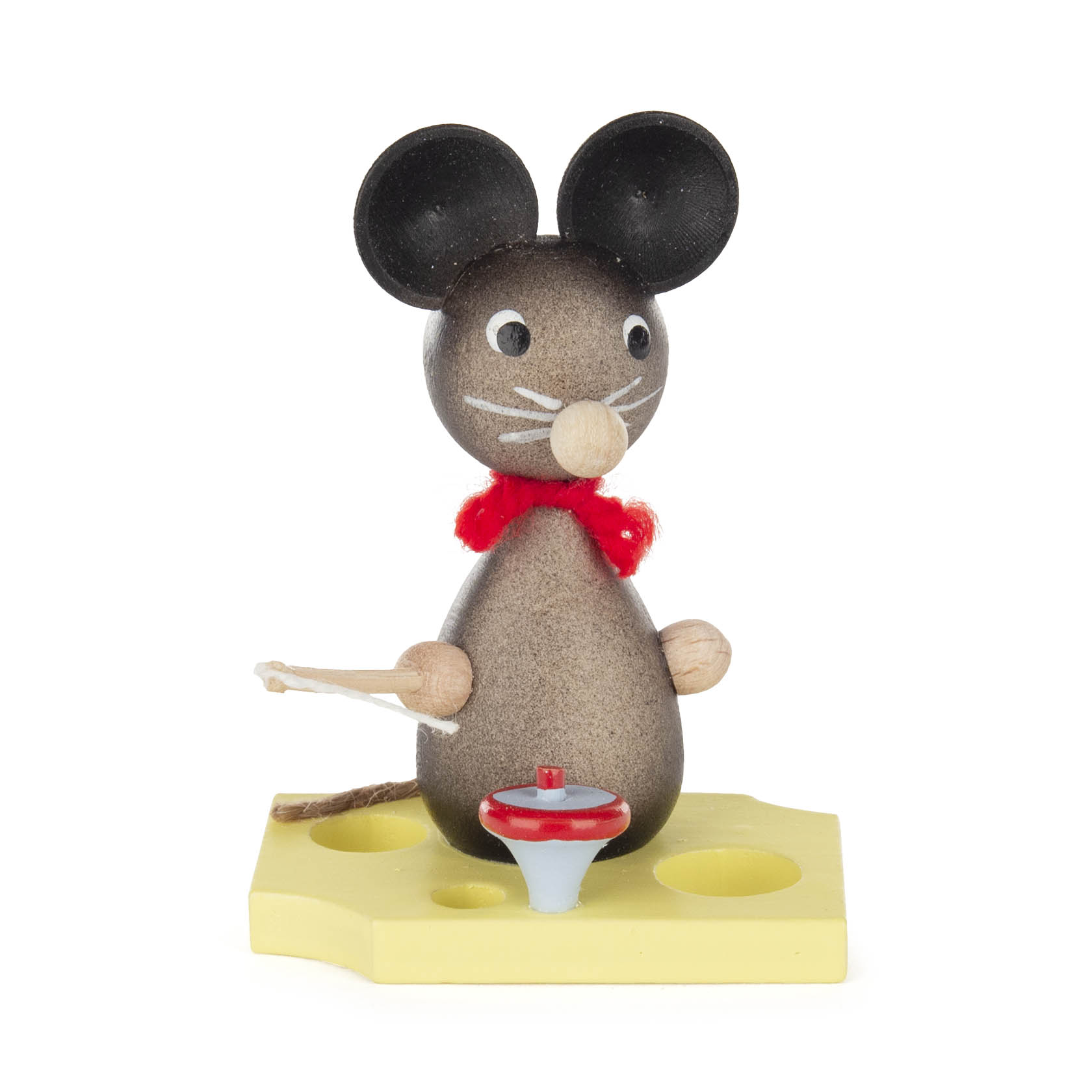 Eine Holzmaus mit rotem Schal, die einen Besen hält, steht auf einer gelben Plattform neben einem kleinen, bunten Kreisel. im Dregeno Online Shop günstig kaufen