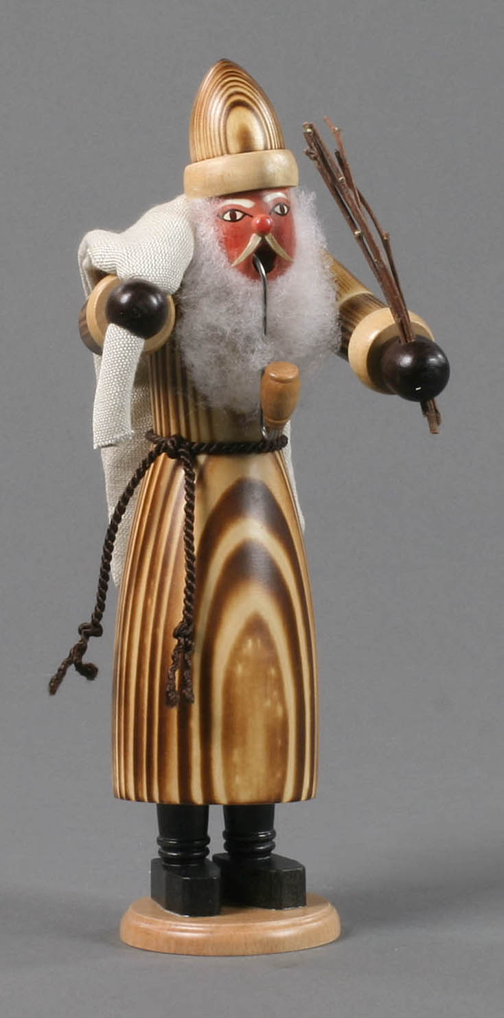 Holzfigur eines natürlichen Räuchermanns in Weihnachtsmannform. Er trägt einen langen braunen Mantel, weiße Haare und Bart, hält einen Ast in der Hand. im Dregeno Online Shop günstig kaufen