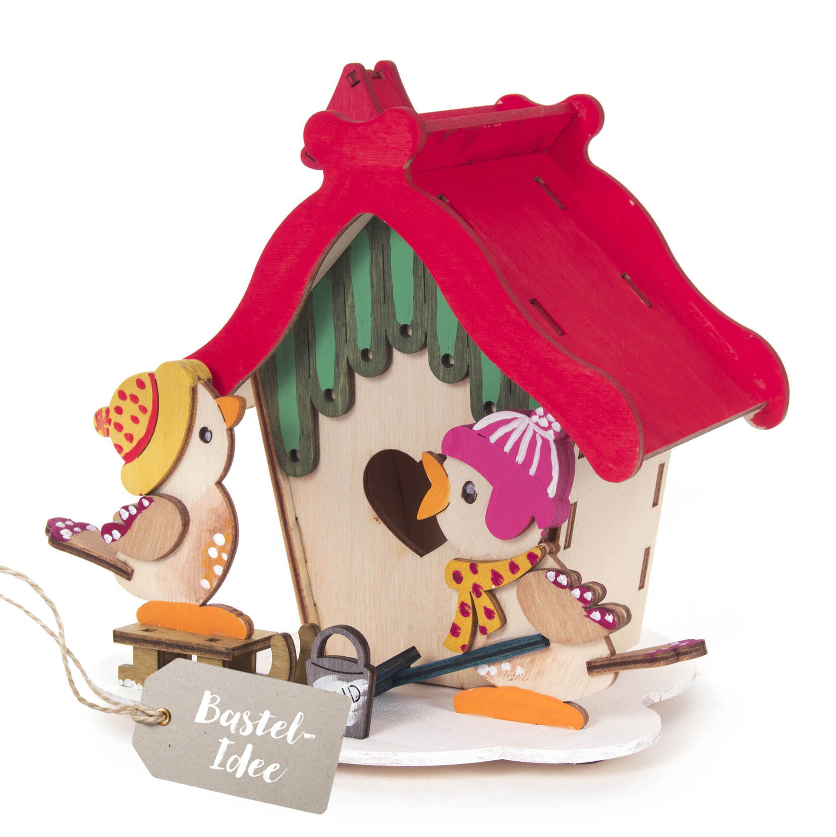 Ein Räucherhaus-Bastelset mit zwei dekorativen Vögeln, die Wintermützen tragen. Einer sitzt auf einem Schlitten, der andere steht daneben mit einer Kelle im Schnabel. im Dregeno Online Shop günstig kaufen