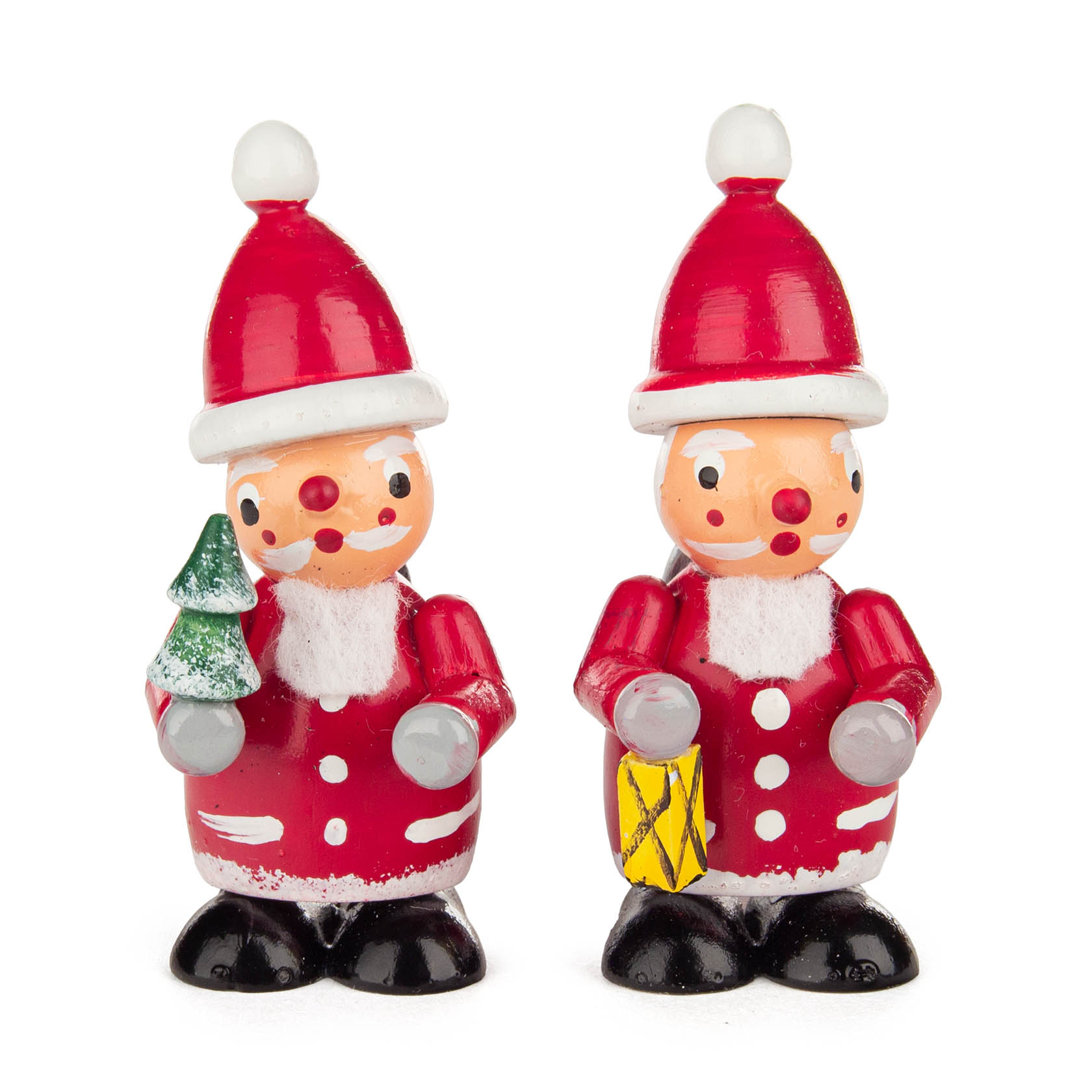 Zwei kleine Weihnachtsmannfiguren, beide mit rotem Mantel und Mütze. Einer hält eine Laterne, der andere einen Weihnachtsbaum. im Dregeno Online Shop günstig kaufen