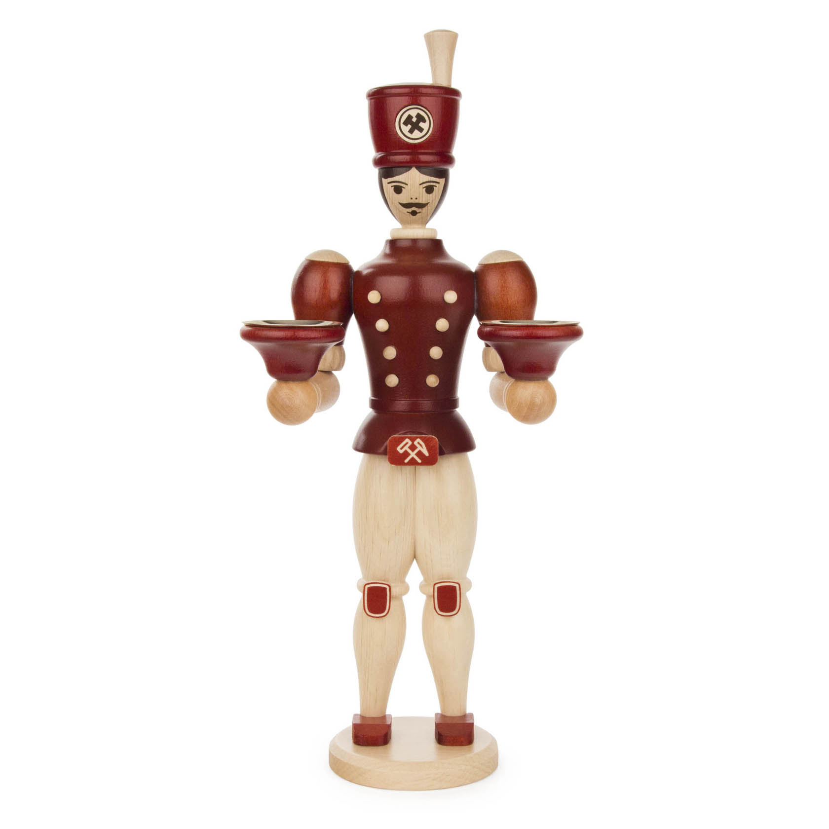 Holzfigur eines Bergmanns mit traditioneller Uniform, hält in beiden Händen rote Kerzenhalter für 14mm Kerzen. Die Figur steht aufrecht mit roten und holzfarbenen Details. im Dregeno Online Shop günstig kaufen