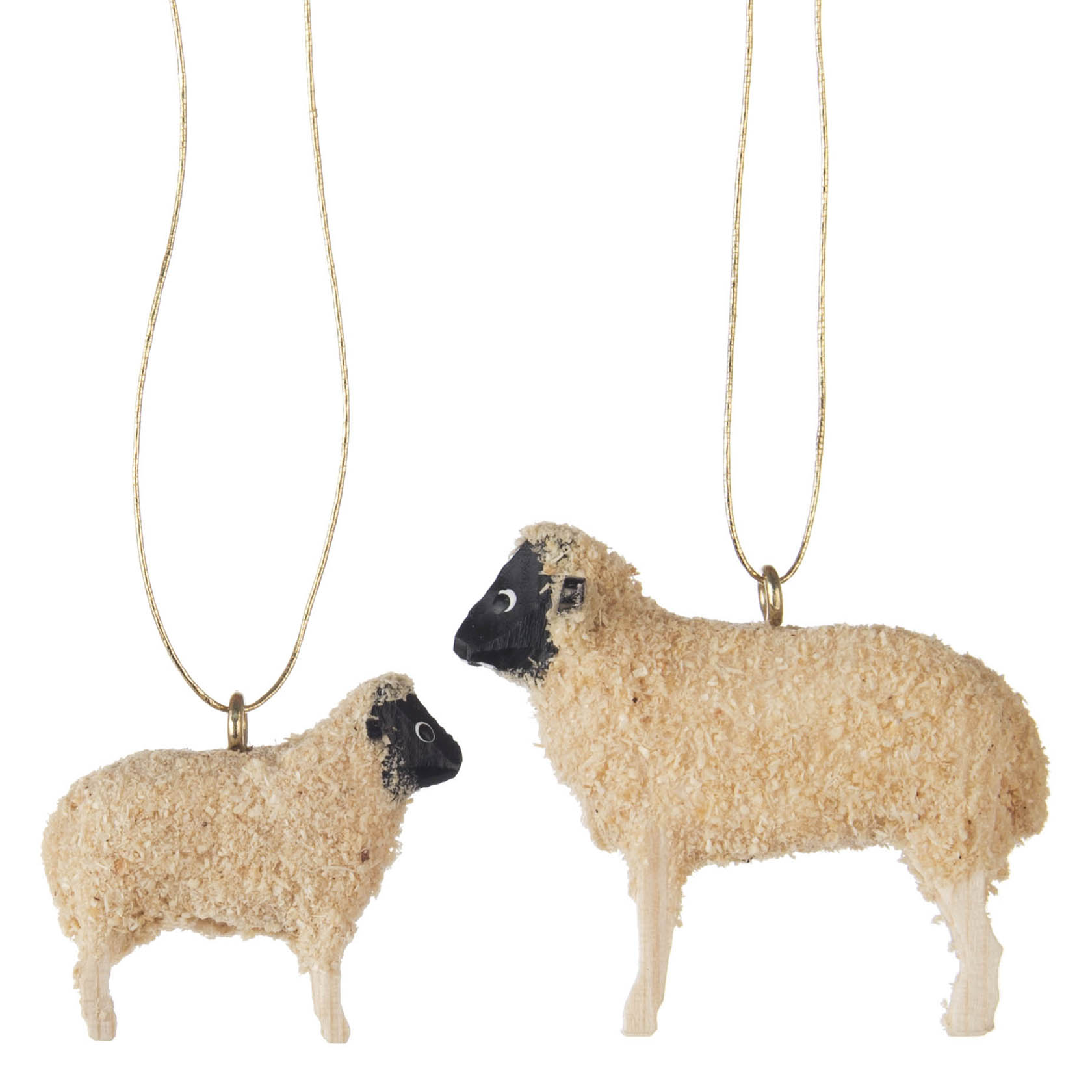 Zwei Weihnachtsbaumanhänger in Form von Rhönschafen, eines kleiner, eines größer, mit wolligem Körper und schwarzem Gesicht, an goldenen Fäden aufgehängt. im Dregeno Online Shop günstig kaufen