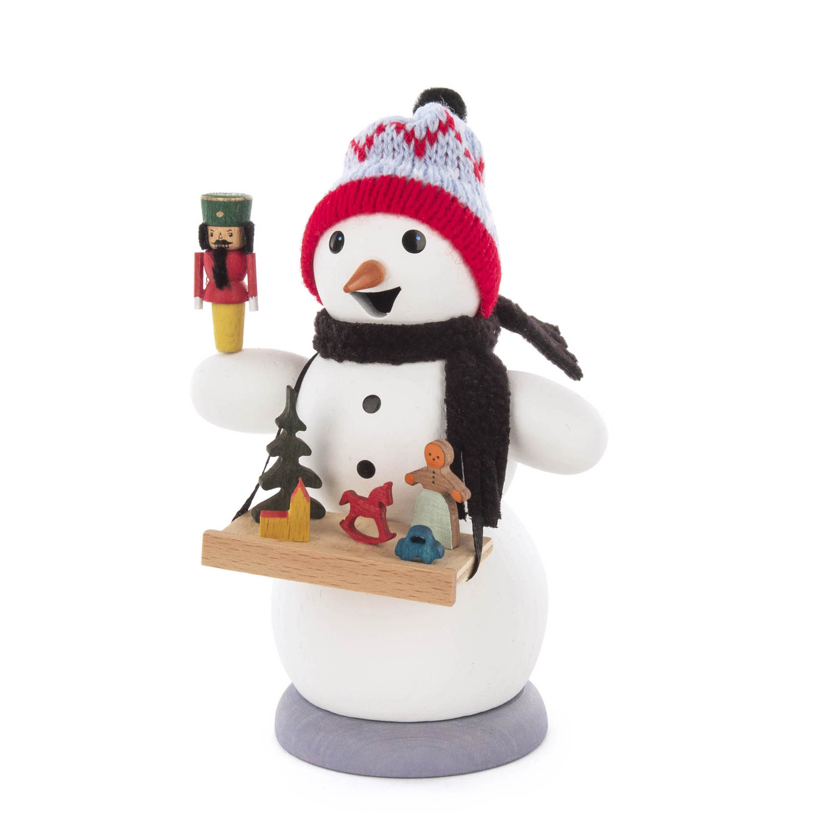 Ein Schneemann-Räuchermann mit roter Mütze und schwarzem Schal, hält ein Tablett mit Miniatur-Weihnachtsmarktwaren und eine kleine Nussknackerfigur. im Dregeno Online Shop günstig kaufen