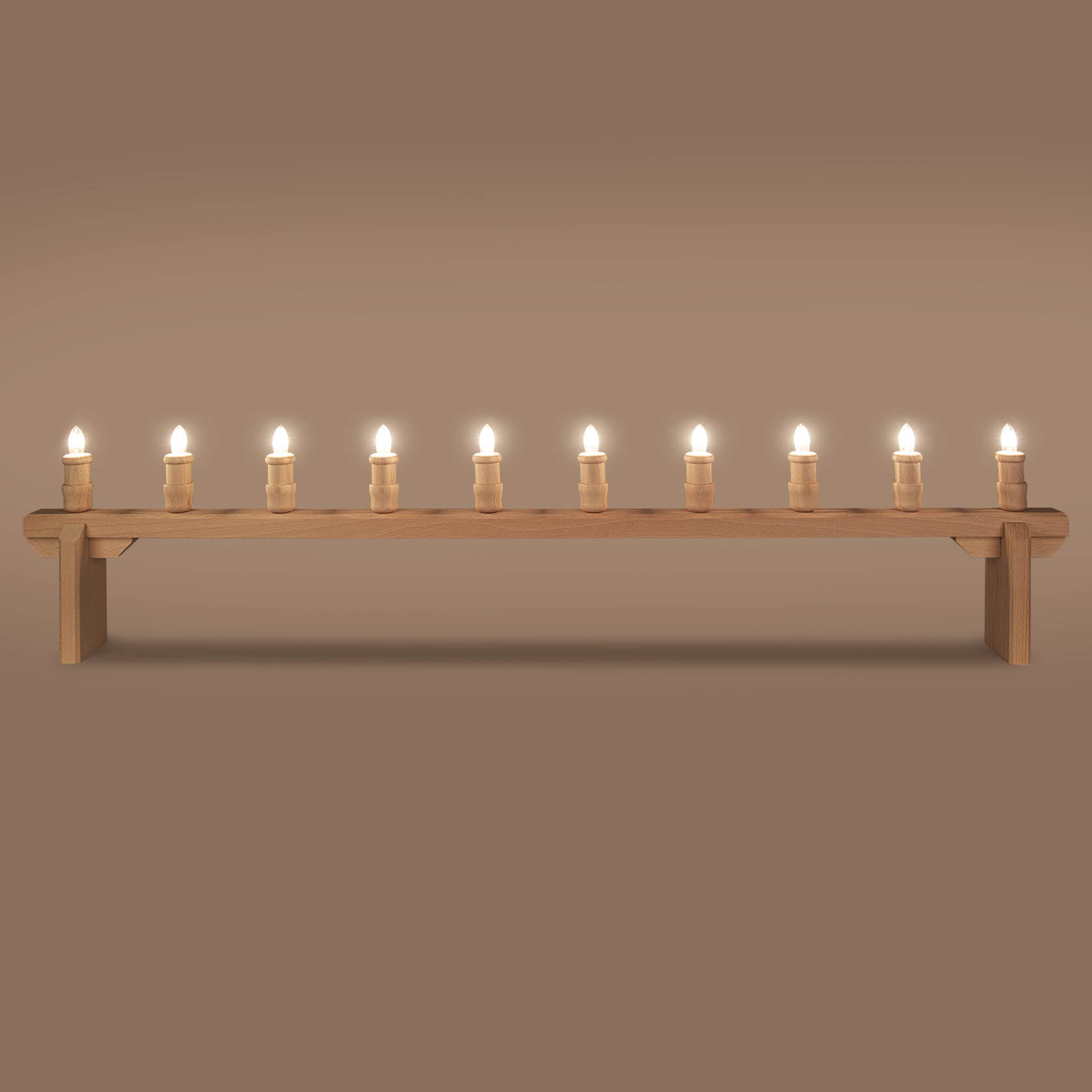 90 cm lange Holz-Lichterleiste mit 10 Riffelkerzen, jede Kerze 23V/3W, variiert in der Höhe zwischen 13 cm und 20 cm, auf einem Holzgestell montiert.