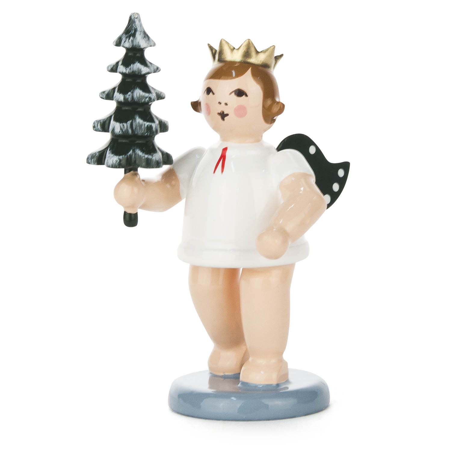 Ein Engel mit weißem Gewand, goldener Krone und schwarz-weiß gesprenkelten Flügeln hält einen kleinen, grünen Tannenbaum.