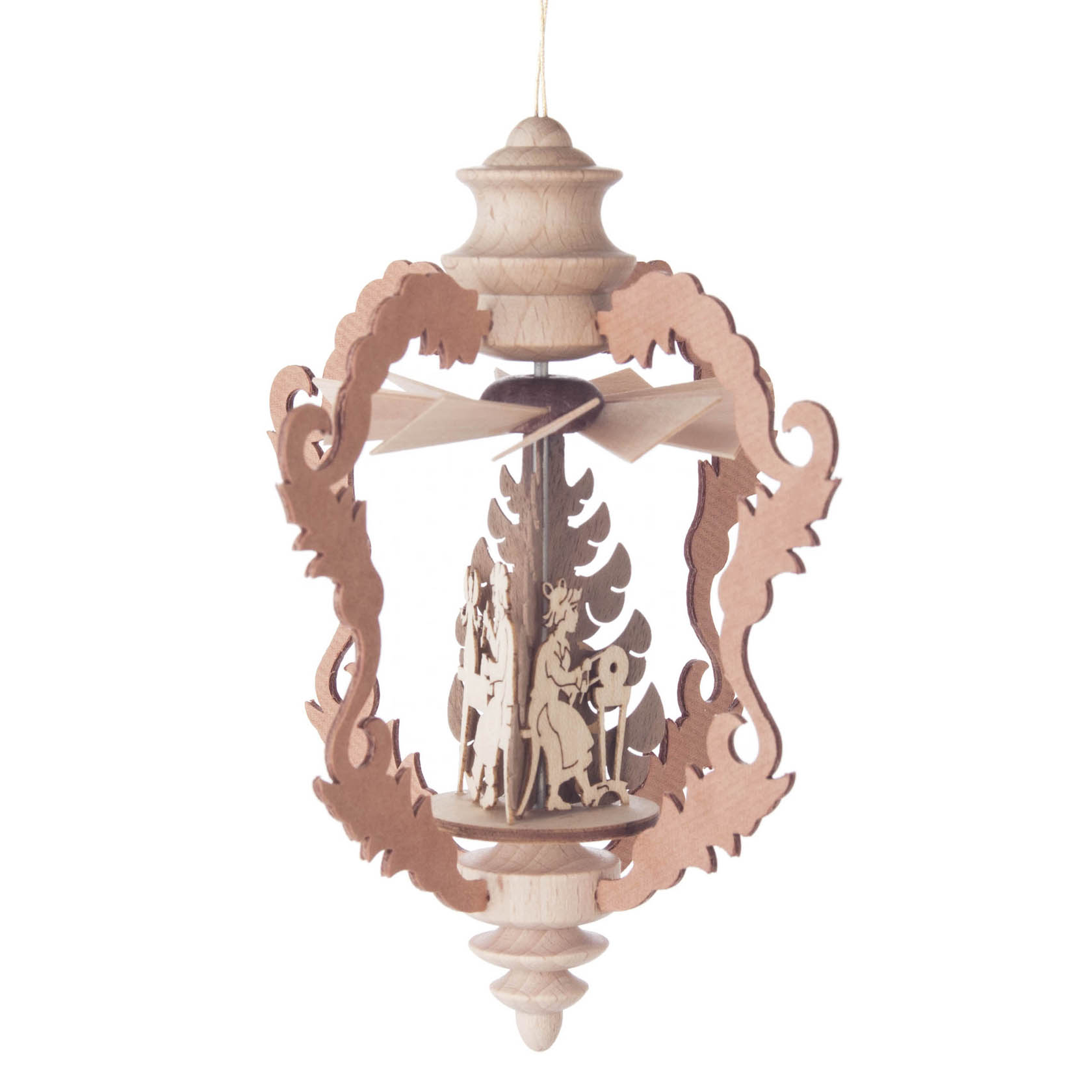 Ein hängendes, filigranes Wärmespiel im Barockstil aus Holz mit geschnitzten Figuren in der Mitte, umgeben von dekorativen Rahmen. im Dregeno Online Shop günstig kaufen