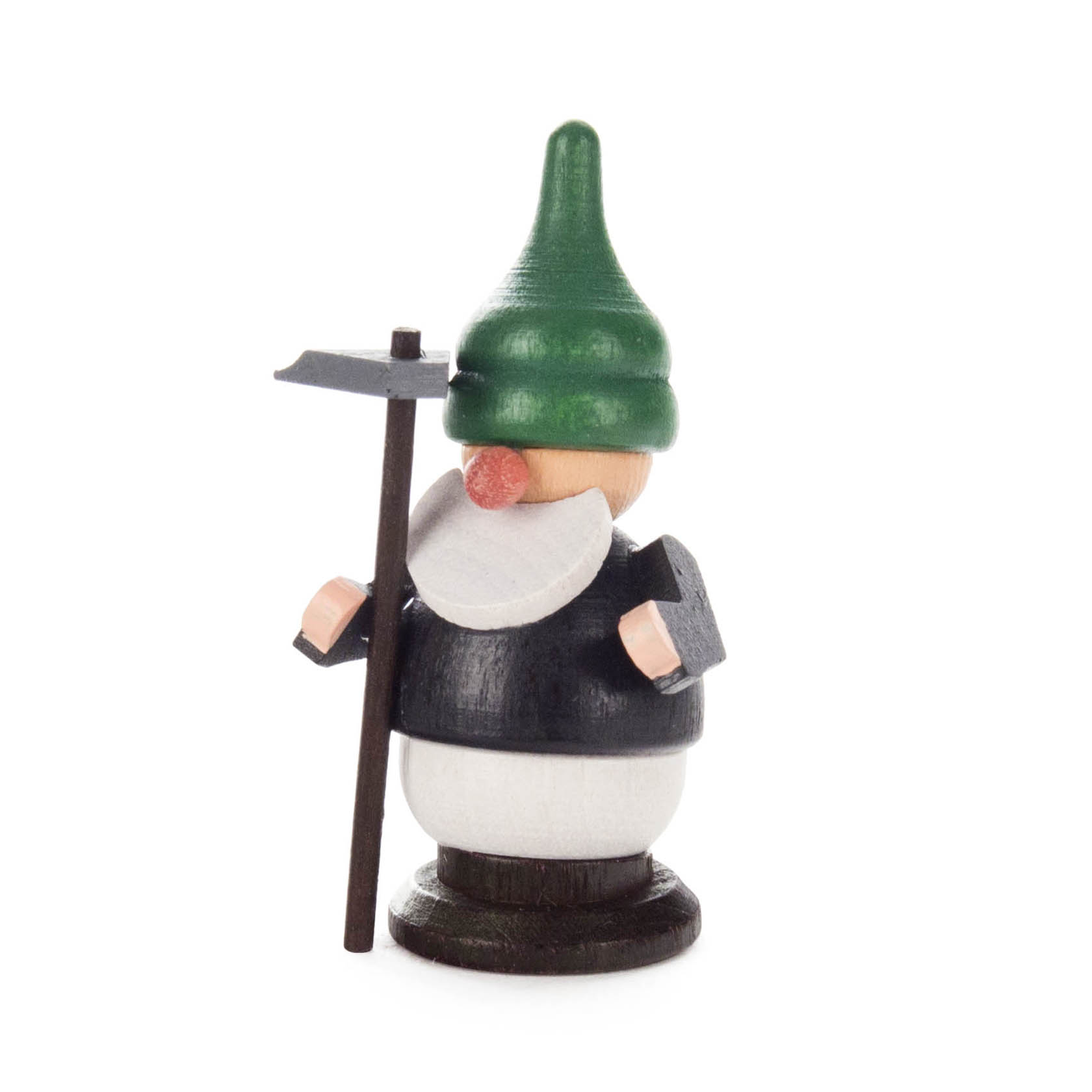 Holzfigur eines Bergwerkszwergs mit grüner Mütze, schwarzem Mantel und weißem Bart. Der Zwerg hält eine Kratze mit einer Spitze in der rechten Hand. im Dregeno Online Shop günstig kaufen
