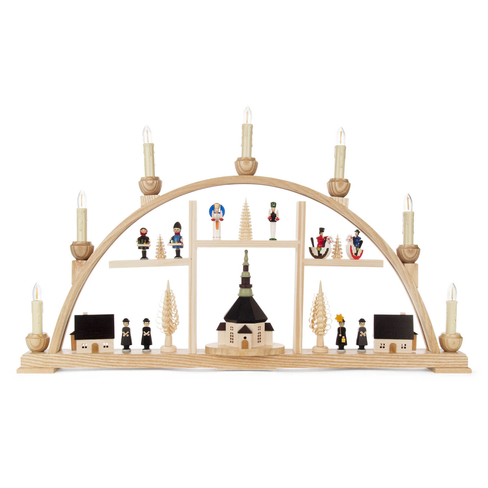Ein Schwibbogen mit elektrischer Beleuchtung, zeigt die Seiffener Kirche umringt von Kurrende-Sängern und Erzgebirgsfiguren aus Holz. im Dregeno Online Shop günstig kaufen