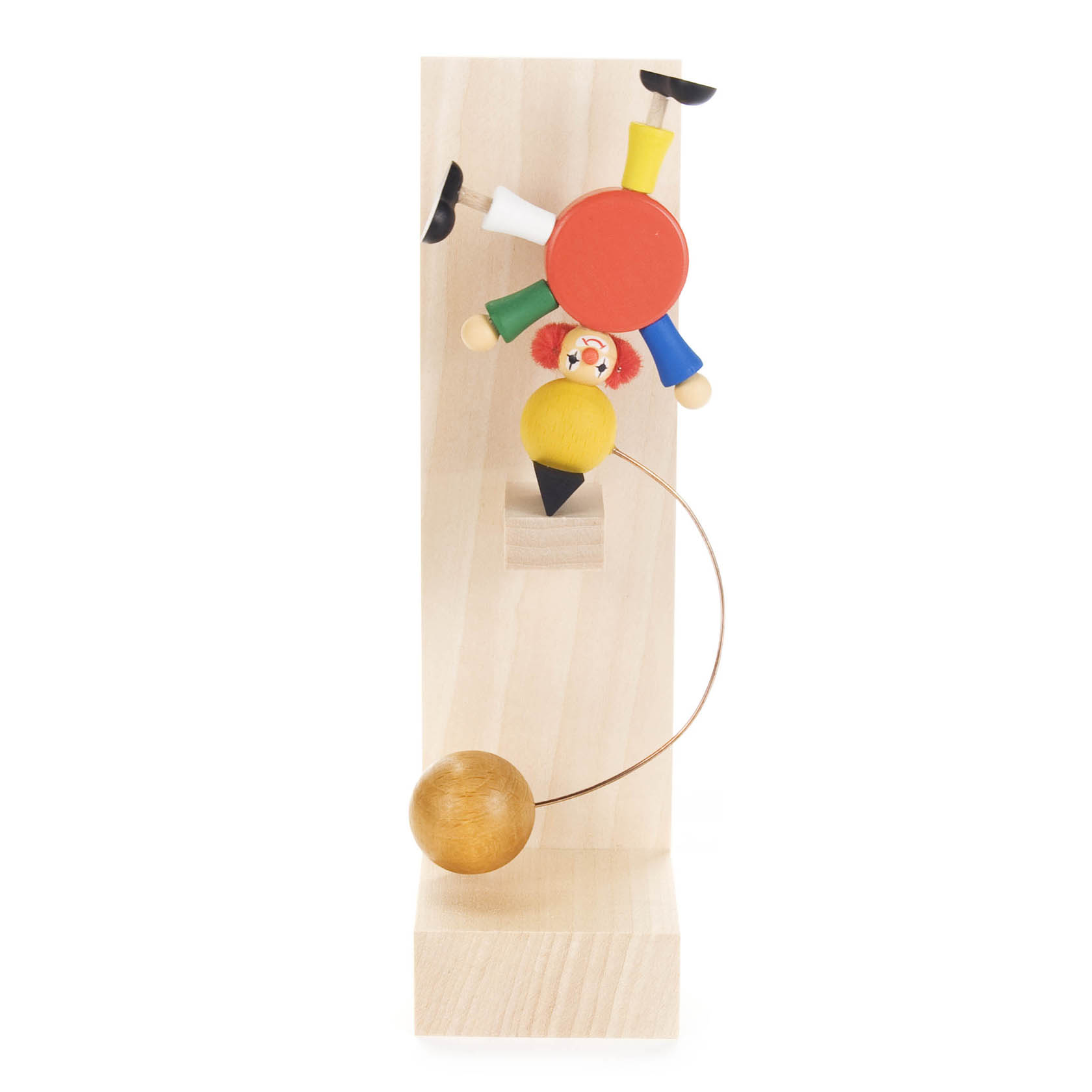 Eine bunte Holzfigur eines Clowns, der als Akrobat auf einem Ball balanciert. Der Clown ist rot, blau, gelb und grün gekleidet und steht auf einer Holzbasis. im Dregeno Online Shop günstig kaufen