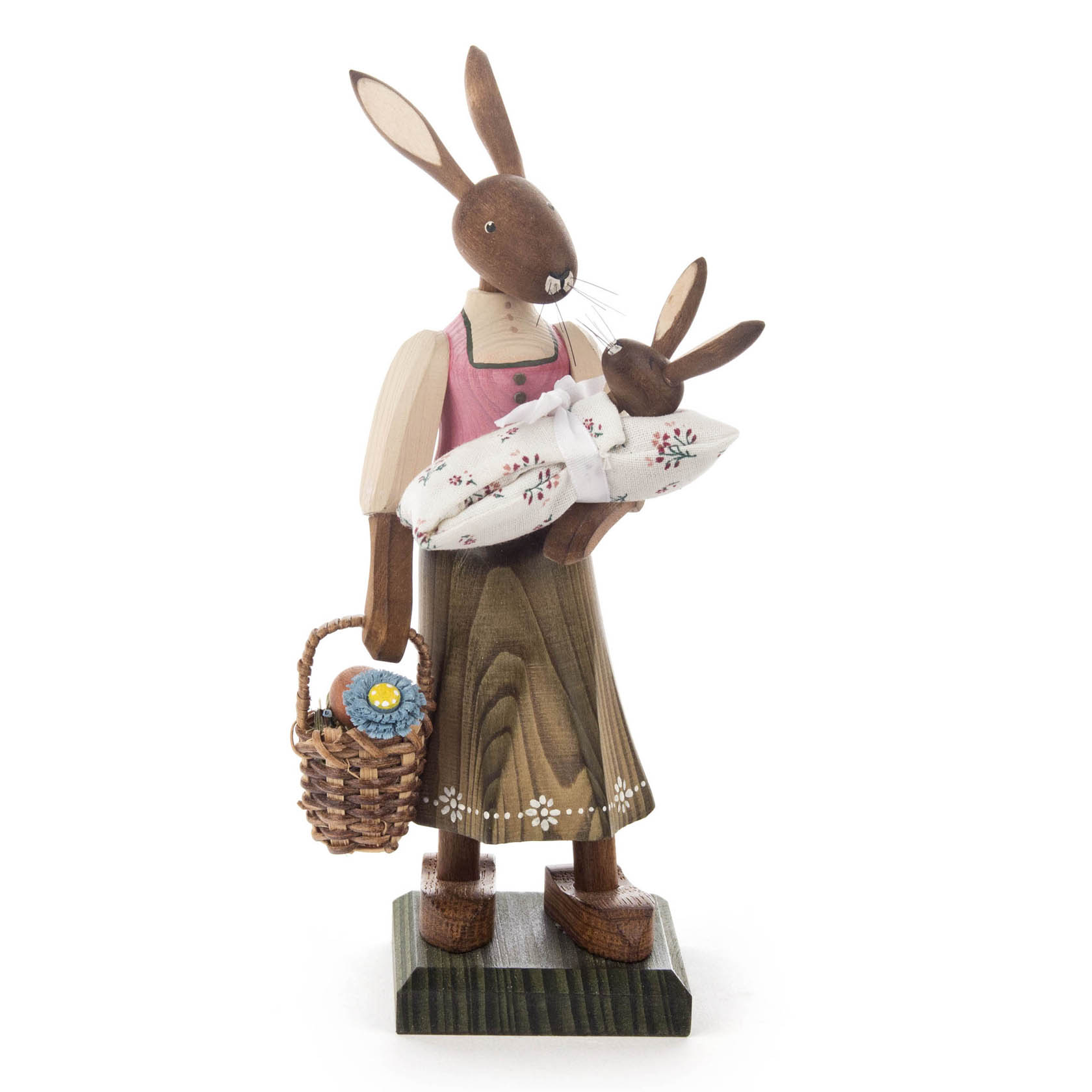 Holzfigur eines Hasenmädchens in traditioneller Kleidung, das ein eingewickeltes Babyhäschen trägt und einen Korb mit blauer Blumendekoration hält. im Dregeno Online Shop günstig kaufen
