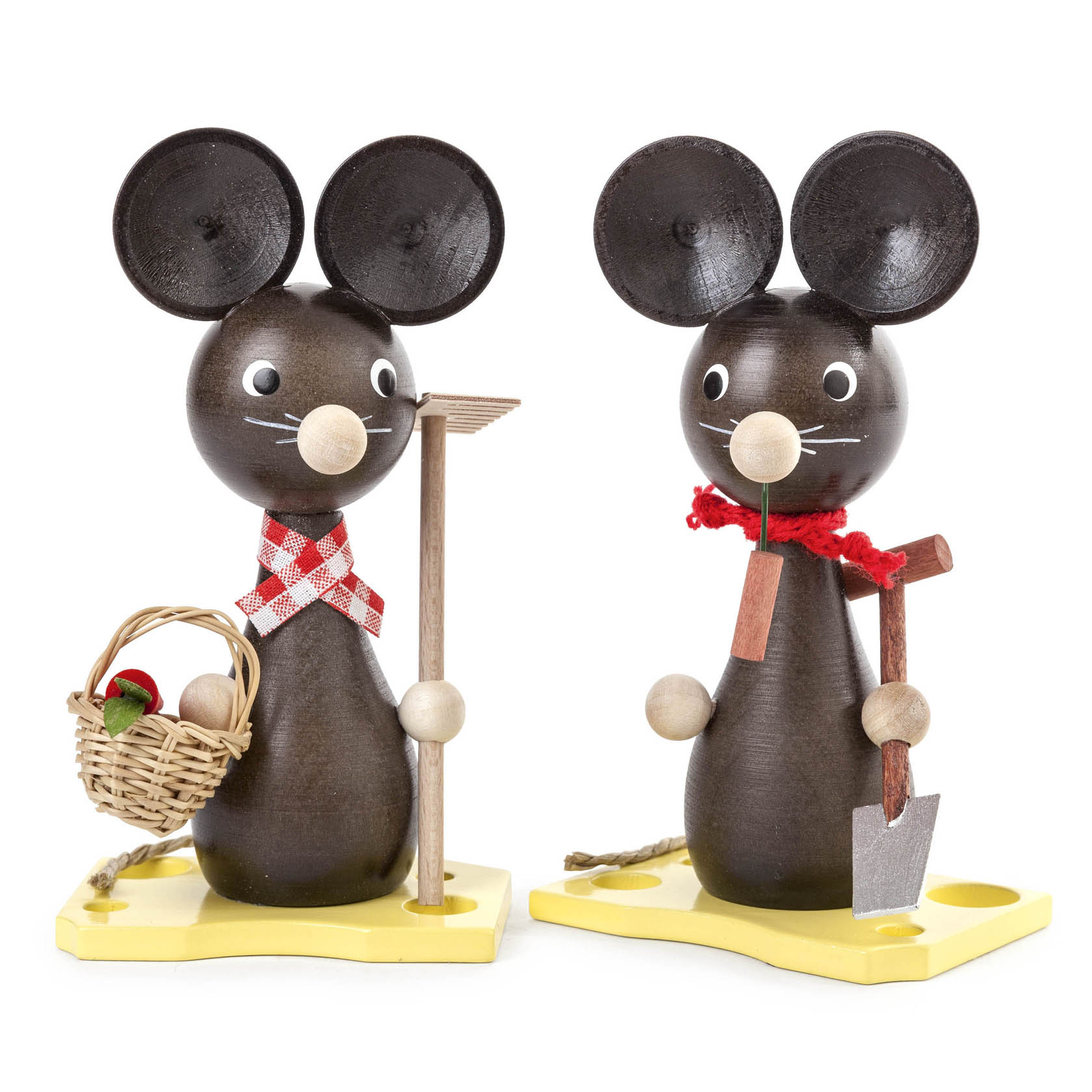 Zwei Holzfiguren als Mäuse verkleidet. Die linke Maus hat eine rote Schleife im Nacken und hält einen Korb mit Apfel, die rechte Maus trägt eine rote Schleife und hält eine Axt. im Dregeno Online Shop günstig kaufen