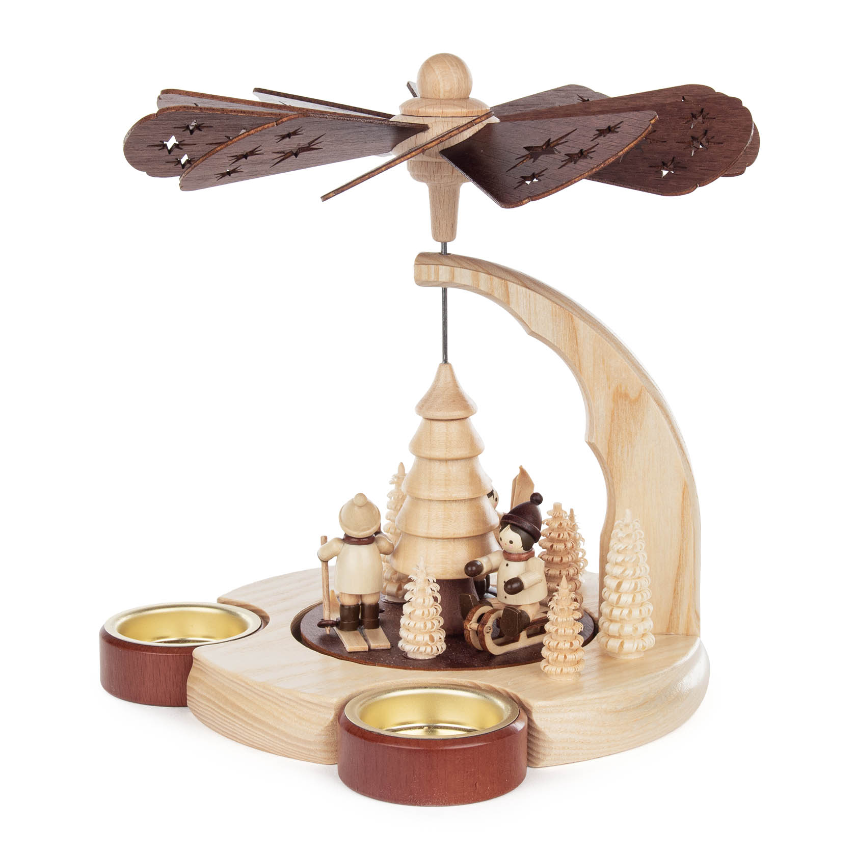 Holzpyramide mit winterlichen Figuren, darunter zwei Kinder in Winterkleidung, ein Baum und Platz für zwei Teelichter. im Dregeno Online Shop günstig kaufen