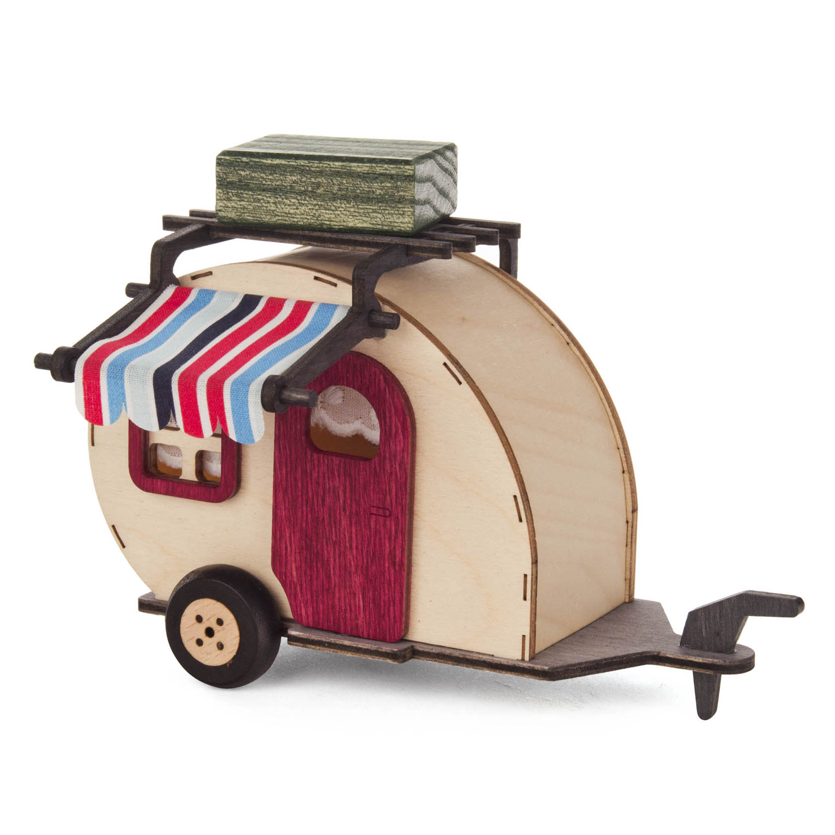 Kleiner dekorativer Wohnwagen aus Holz mit rot-blauer Markise, grünem Koffer auf dem Dach und einer winzigen Tür. im Dregeno Online Shop günstig kaufen