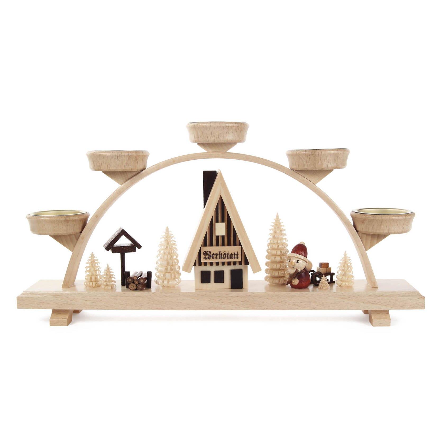 Ein Schwibbogen aus Holz mit fünf Teelichthaltern, einem kleinen Weihnachtsmann, einer Werkstatt und kleinen Bäumen als Dekoration. im Dregeno Online Shop günstig kaufen