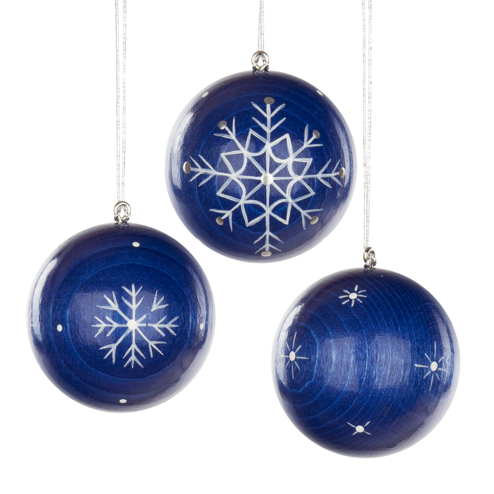 Drei blaue Weihnachtsbaumkugeln mit weißen Kristall-Sternmustern bemalt, jeweils aufgehängt an silbernen Fäden. im Dregeno Online Shop günstig kaufen