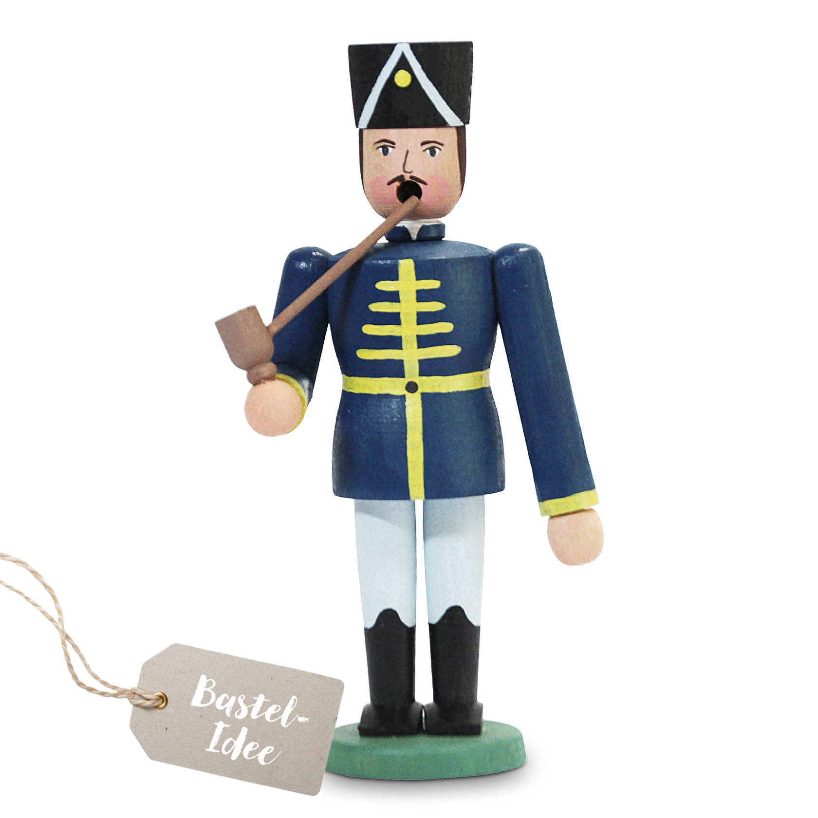 Holzfigur eines Husaren in blauer Uniform mit gelben Streifen und schwarzem Hut, hält eine Pfeife, typische Figur für ein Räuchermännchen Bastelset. im Dregeno Online Shop günstig kaufen