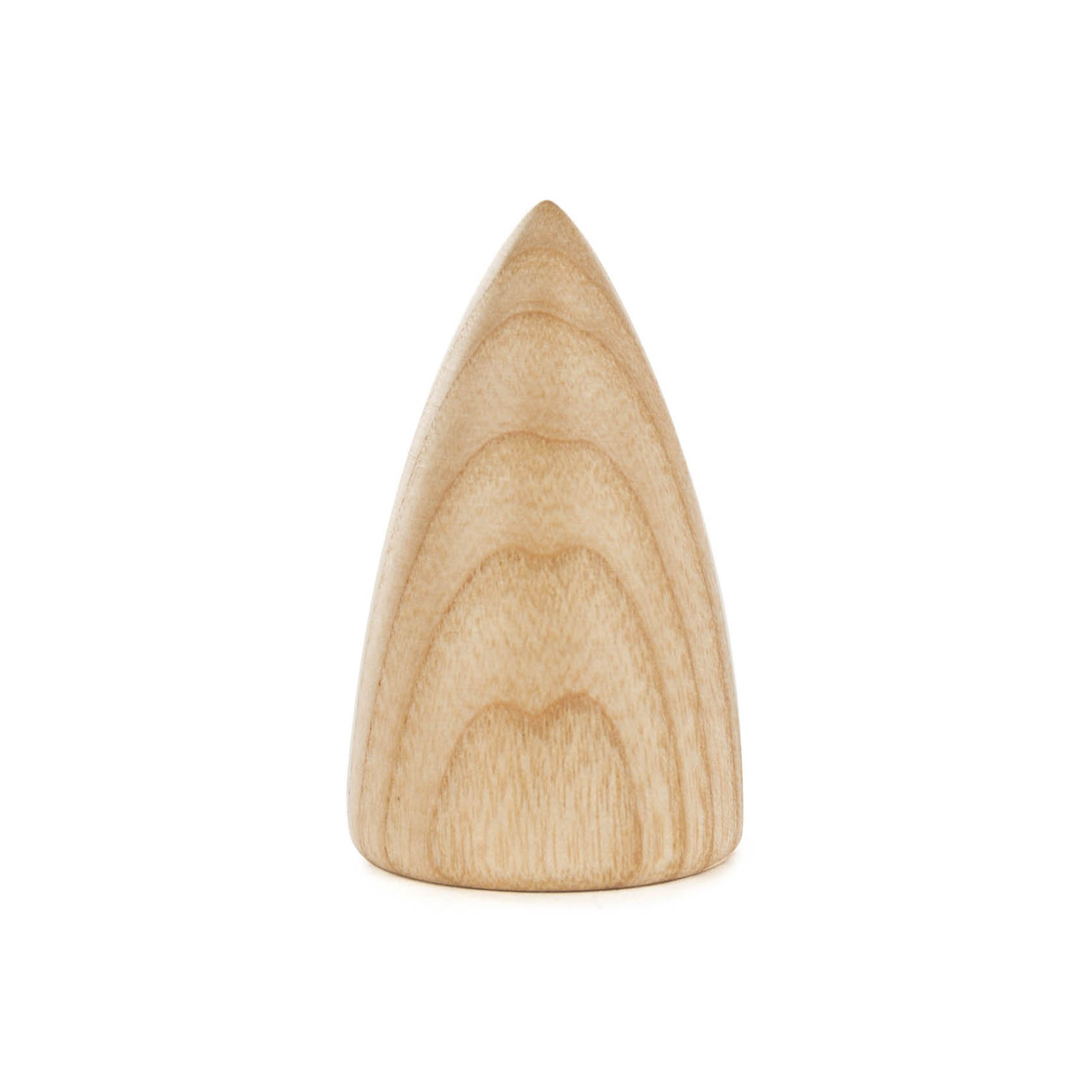 Ein kleiner, naturbelassener Holzbaum mit glatter, spitz zulaufender Form und deutlichen Holzmaserungen. im Dregeno Online Shop günstig kaufen