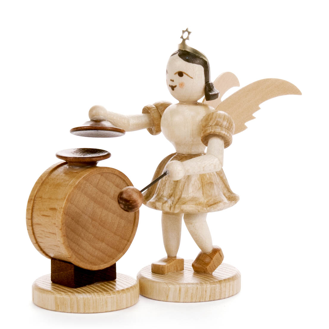 Holzfigur eines Engels mit Flügeln, der eine Beckenpauke spielt. Er trägt ein weißes Kleid und hat eine Krone mit einem Stern auf dem Kopf. im Dregeno Online Shop günstig kaufen