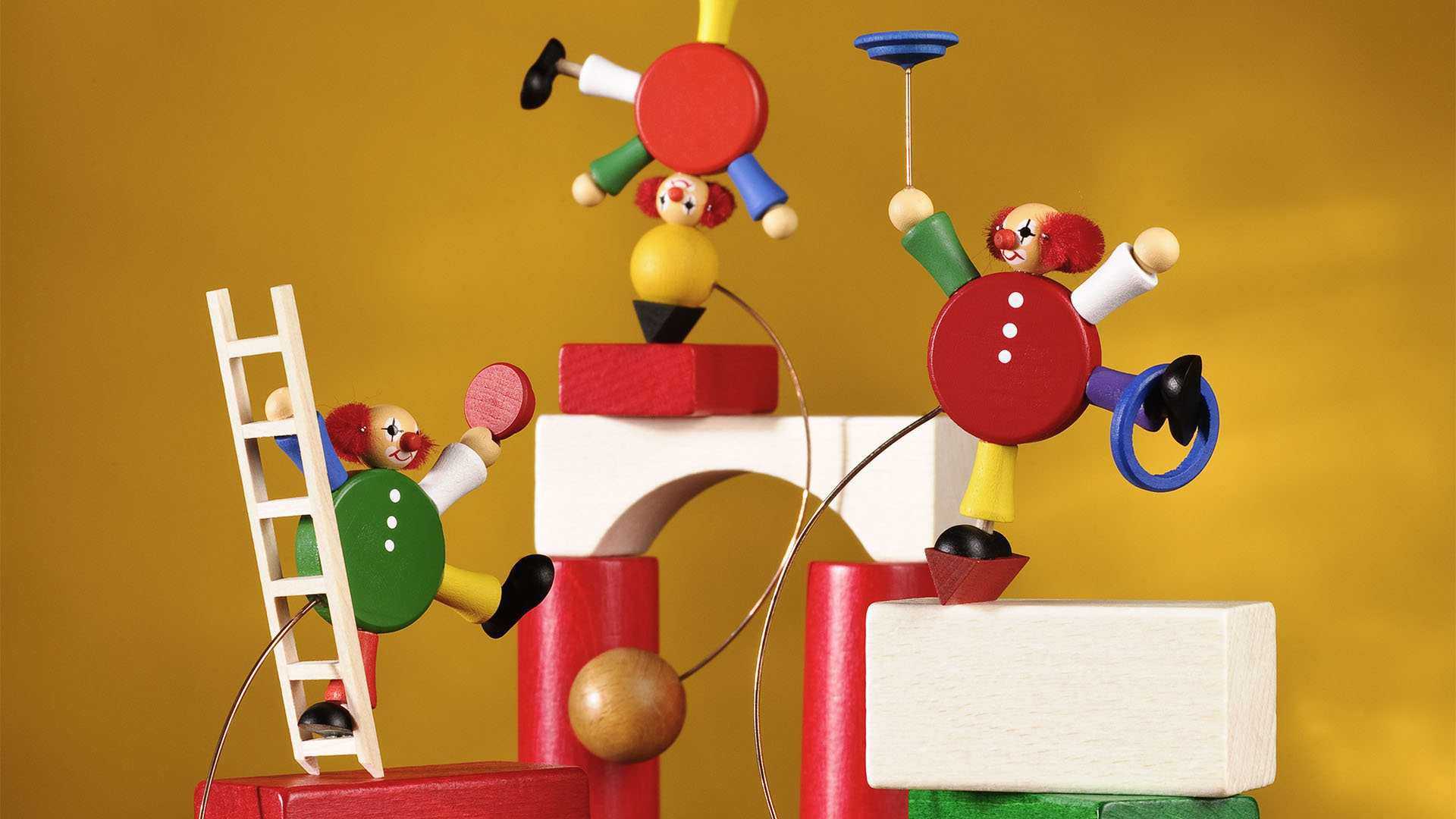 Schaukelfiguren Clowns auf bunten Bausteinen