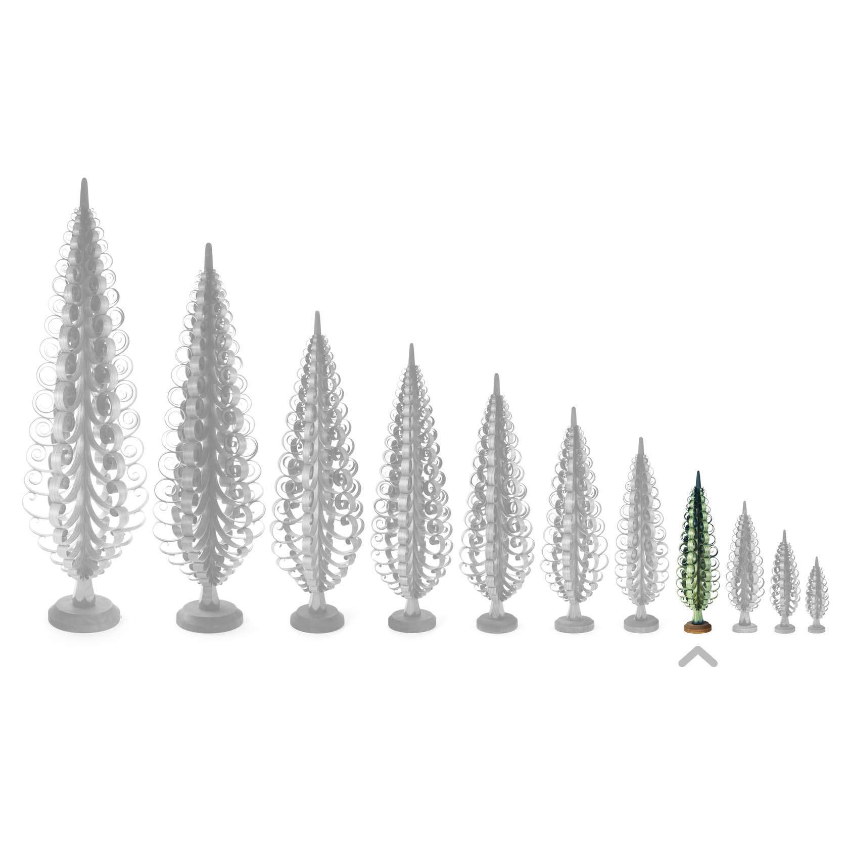 Ein Sortiment von elf Spanbäumen in aufsteigender Größe von links nach rechts. Der zweitkleinste Baum ist grün gefärbt. Sie stehen auf runden Sockeln.