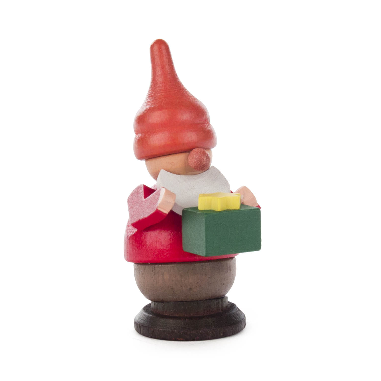 Holzzwerg mit roter Mütze und Mantel hält ein grünes Geschenk mit gelber Schleife in den Händen. im Dregeno Online Shop günstig kaufen