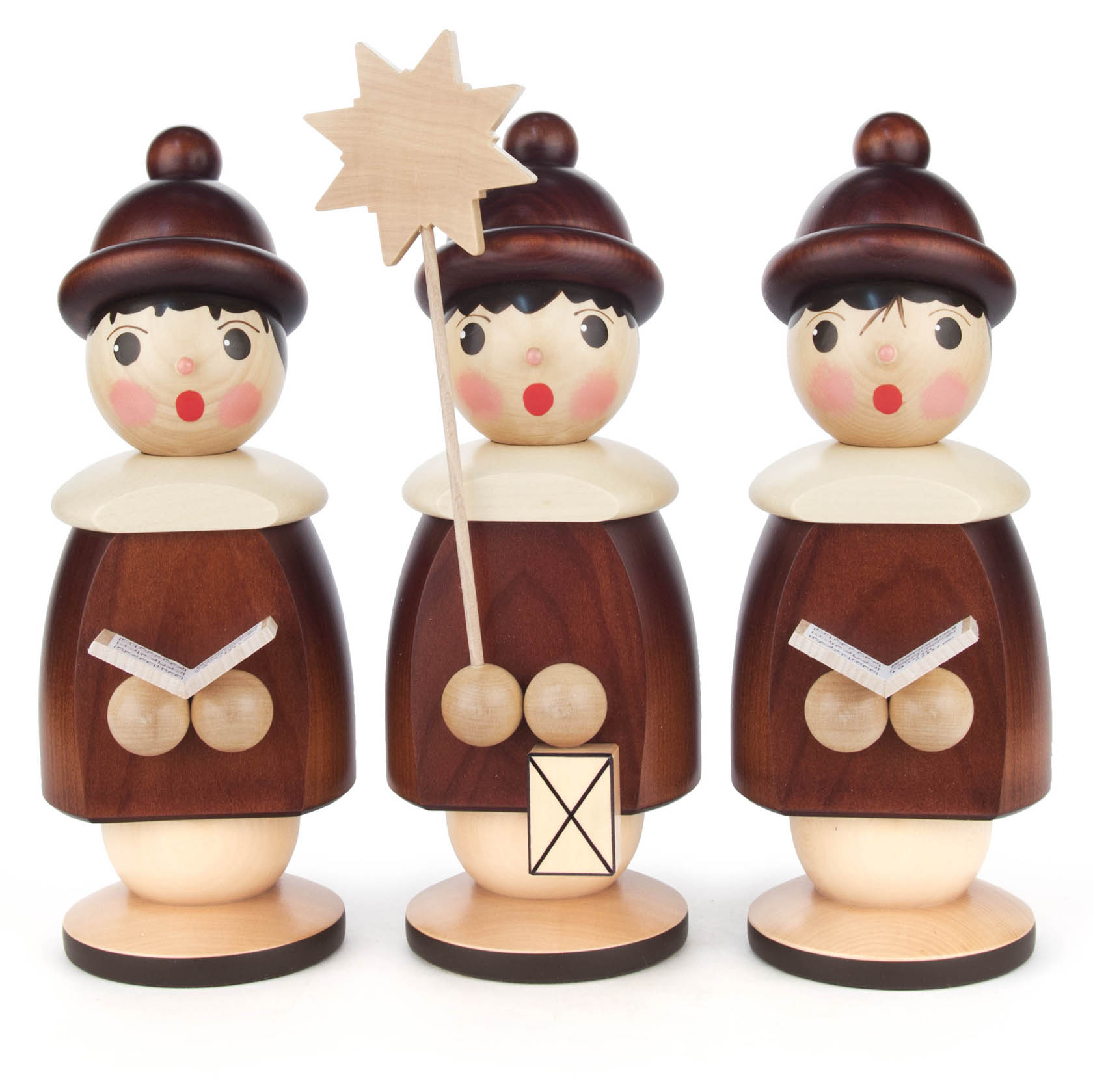 Drei hölzerne Kurrendefiguren mit braunen Umhängen und Mützen. Eine Figur hält einen Stern auf einem Stab und zwei tragen Liederbücher. im Dregeno Online Shop günstig kaufen