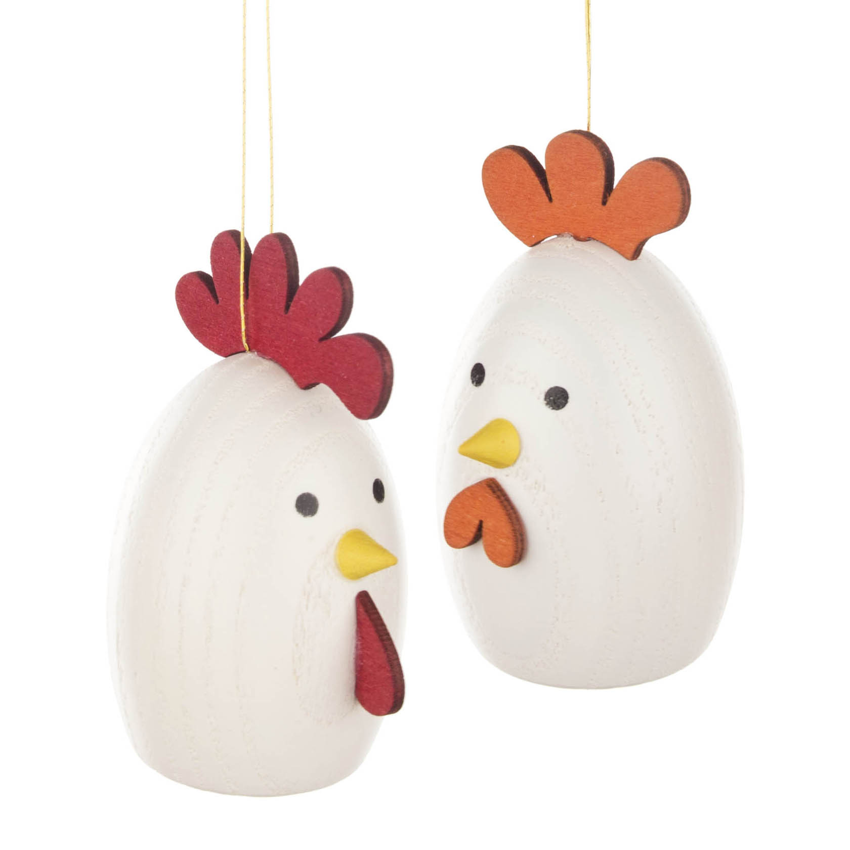 Zwei dekorative, hölzerne Figuren eines Hahns und einer Henne mit bemalten Gesichtszügen, die an gelben Fäden aufgehängt sind. im Dregeno Online Shop günstig kaufen