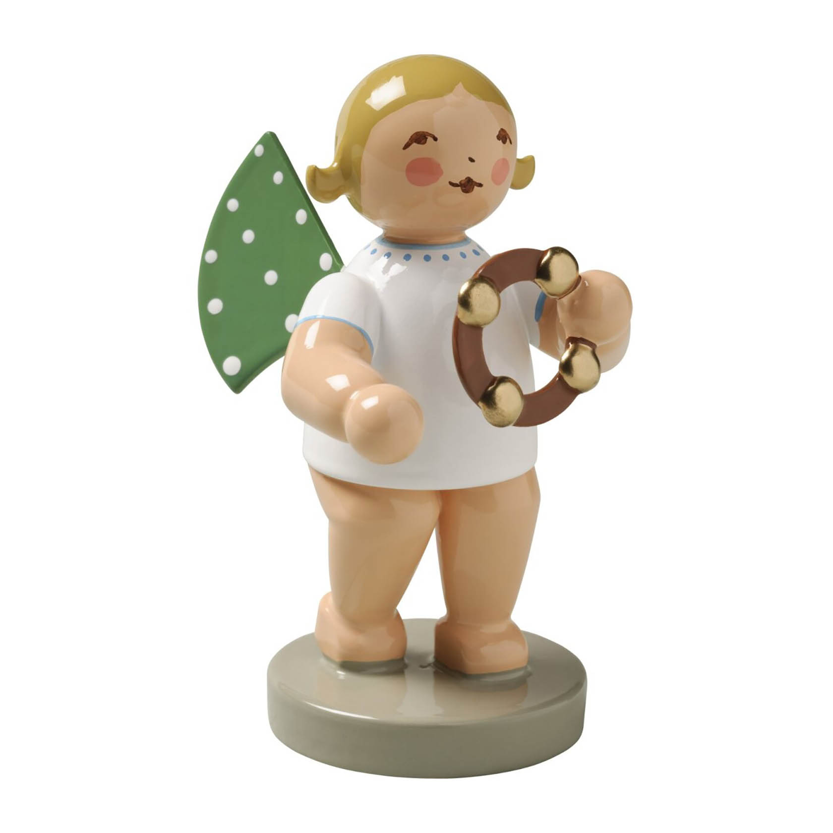 Holzfigur eines Engels mit schwarzen Haaren und roten Wangen, der einen Schellenring hält, grüne gepunktete Flügel hat und auf einem grauen Sockel steht. im Dregeno Online Shop günstig kaufen