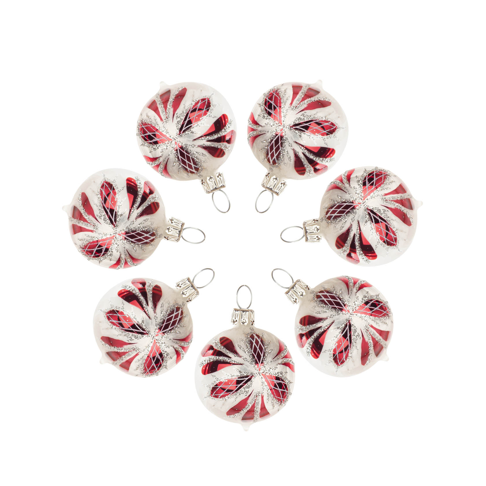 Sieben eisweiße Christbaumkugeln mit rotem Waffelmuster und silbernem Aufhänger, sternförmig angeordnet. im Dregeno Online Shop günstig kaufen