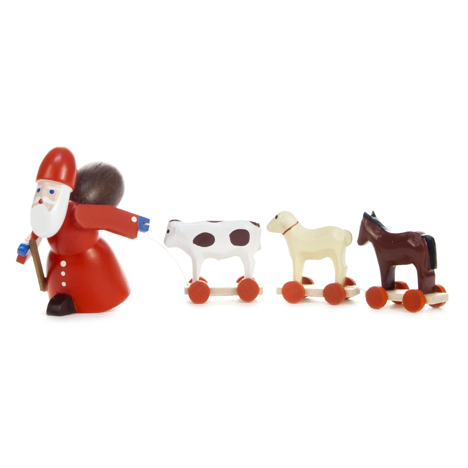 Holzfigur Ruprecht in Rot mit langem Bart zieht drei aufgereihte Spielzeugtiere auf Rädern: eine Kuh, ein Schaf und ein Pferd. im Dregeno Online Shop günstig kaufen