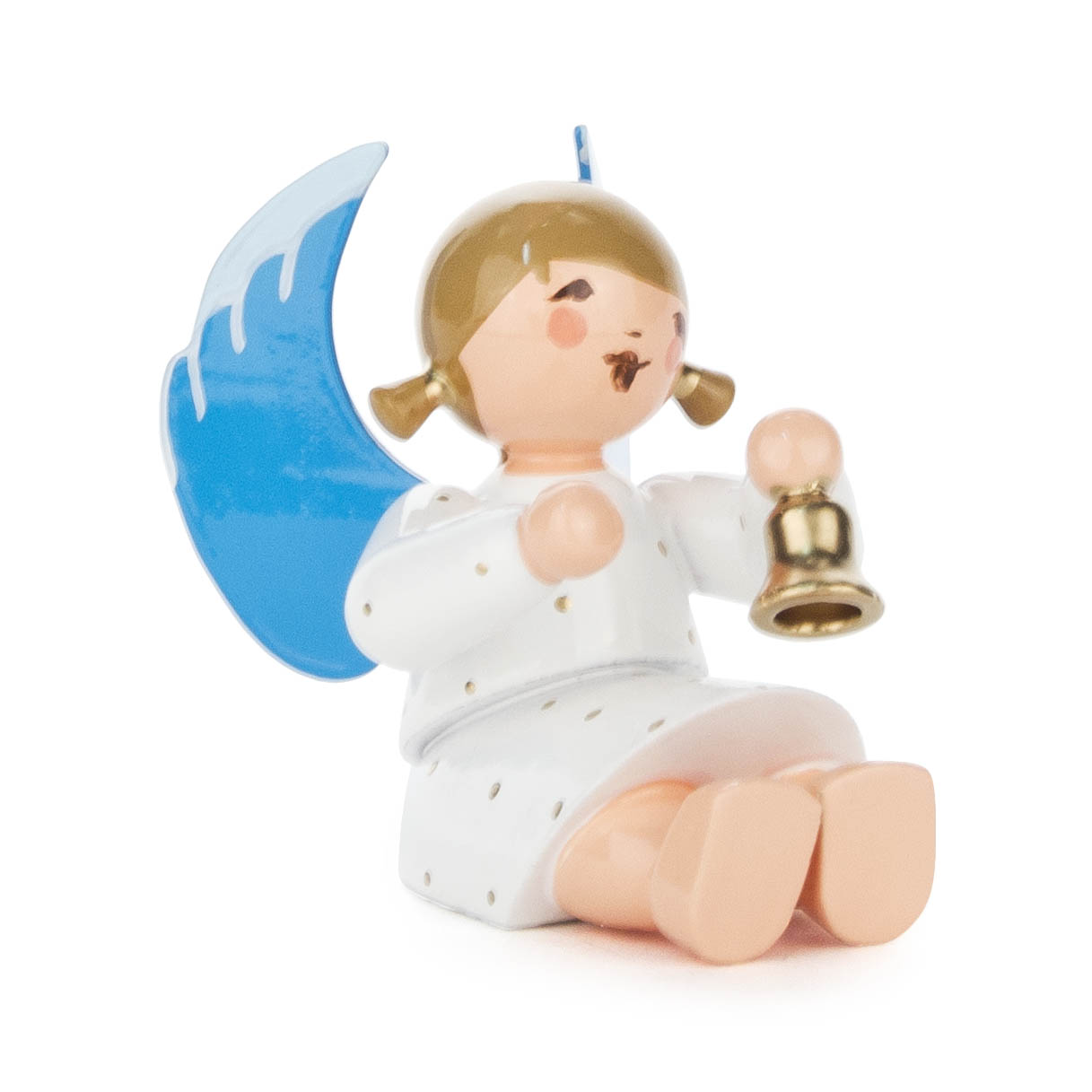 Ein sitzender Engel mit blauen Flügeln und einem weißen Kleid hält eine goldene Glocke in der rechten Hand und hat blonde Haare. im Dregeno Online Shop günstig kaufen