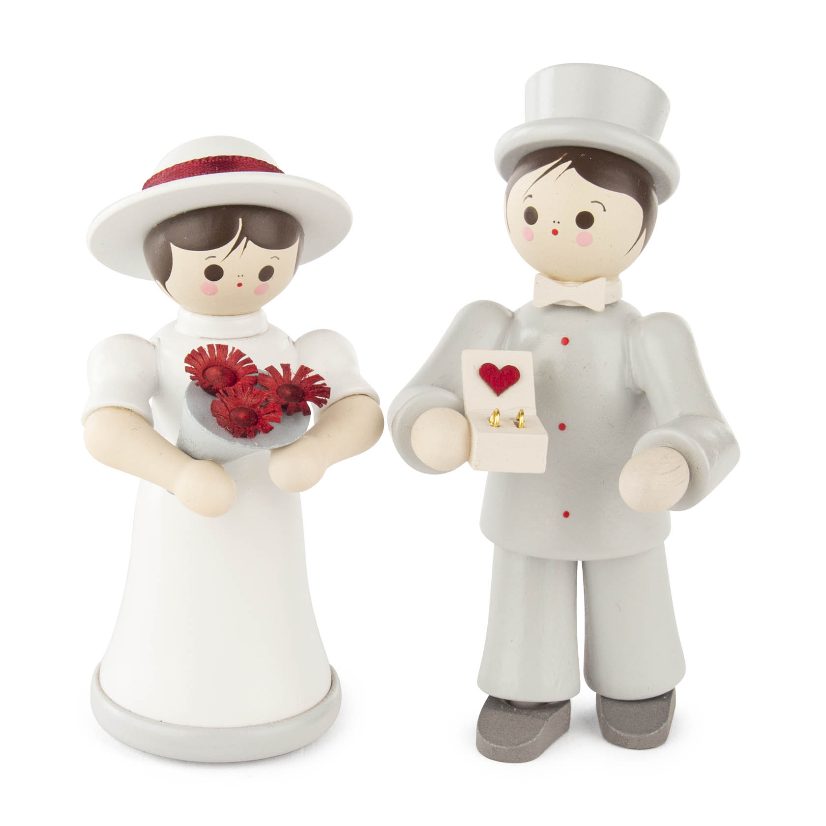 Holzfiguren eines Brautpaares, die Braut trägt ein weißes Kleid und Hut, hält rote Blumen. Der Bräutigam trägt grauen Anzug, Zylinder und hält Ringe mit Herz. im Dregeno Online Shop günstig kaufen
