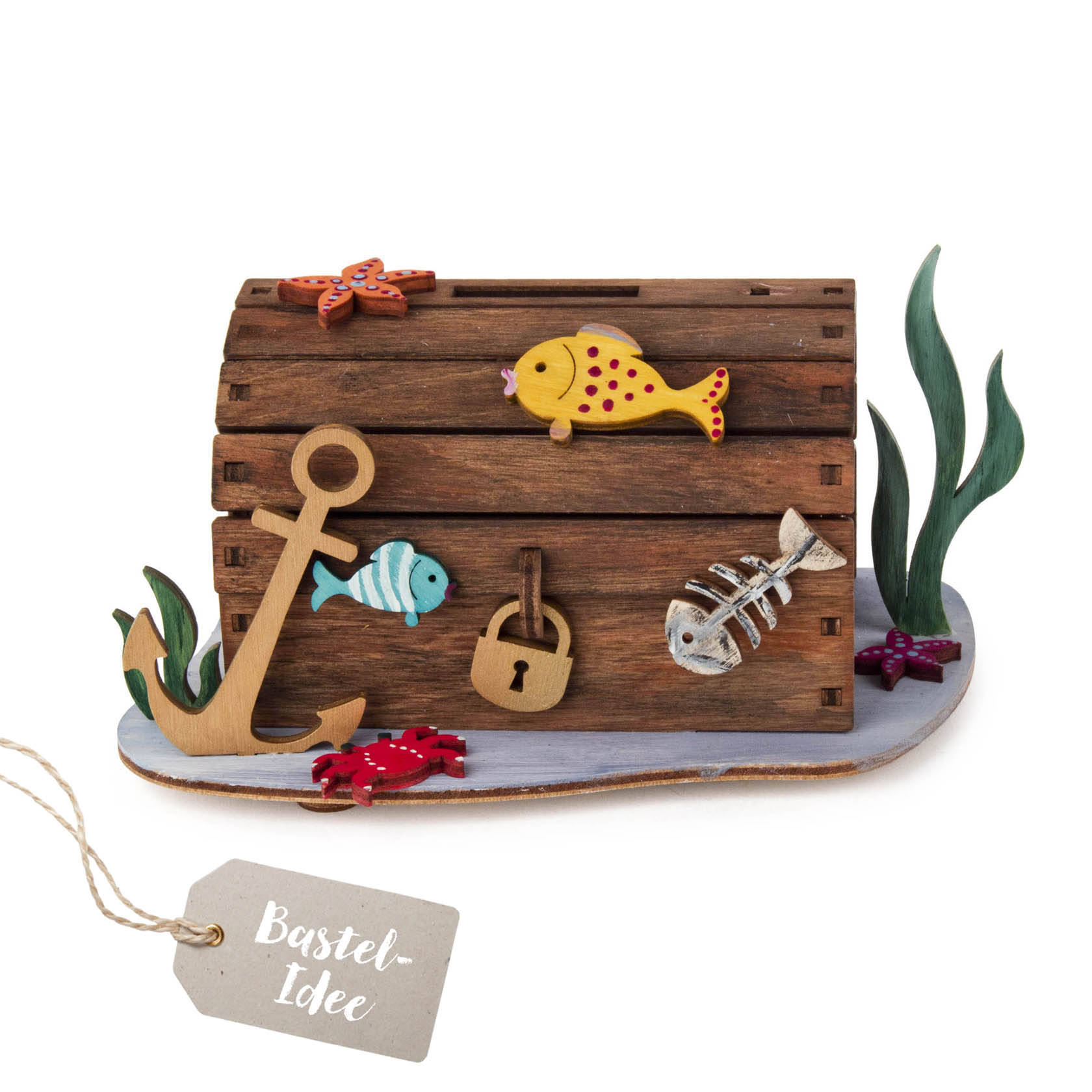 A wooden treasure chest piggy bank decorated with colorful fish, an anchor, a starfish, and a padlock, placed on a decorative base with sea plants. im Dregeno Online Shop günstig kaufen