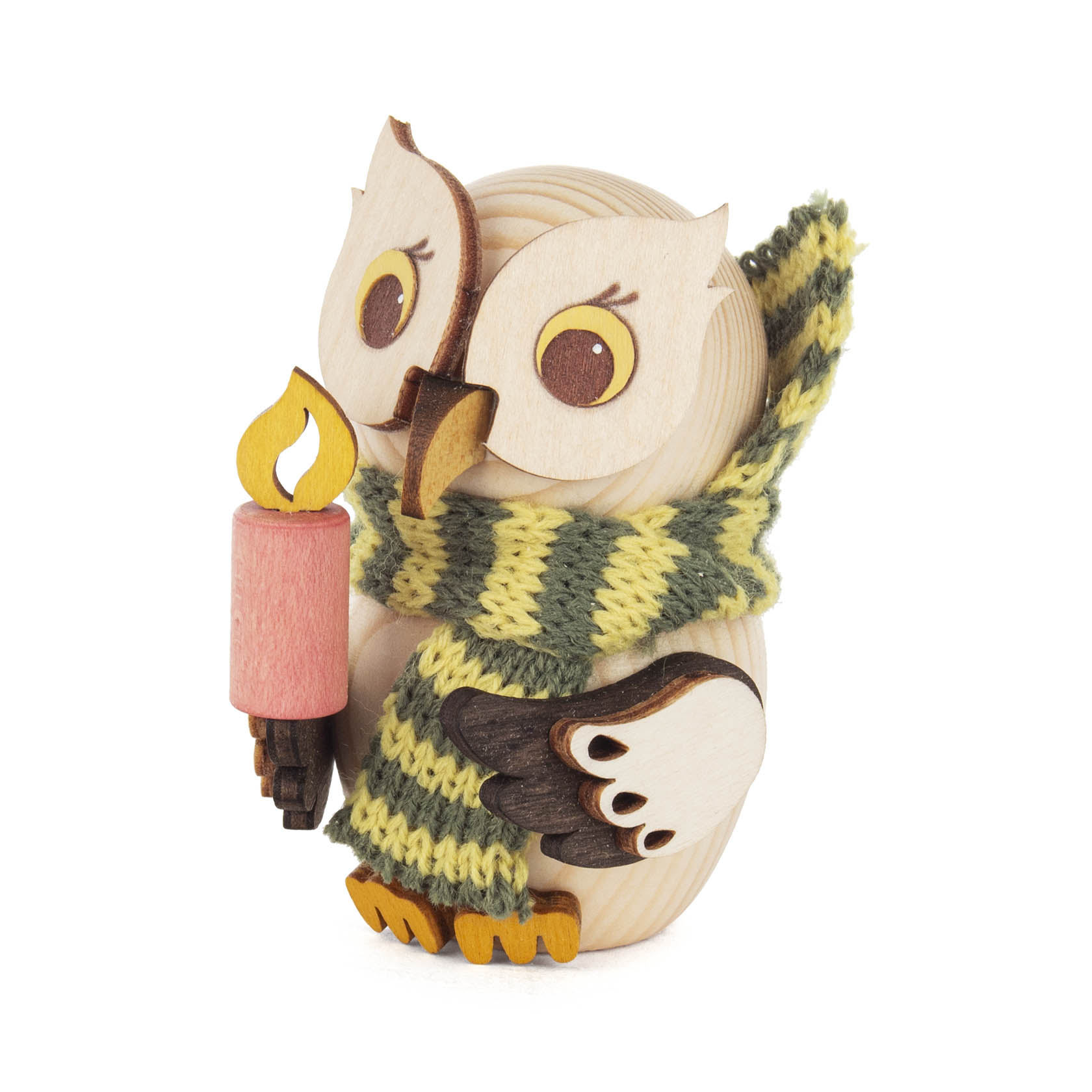Kleine hölzerne Eule mit gelbem und grünem Schal, die eine rosa Kerze mit brennender Flamme hält. im Dregeno Online Shop günstig kaufen
