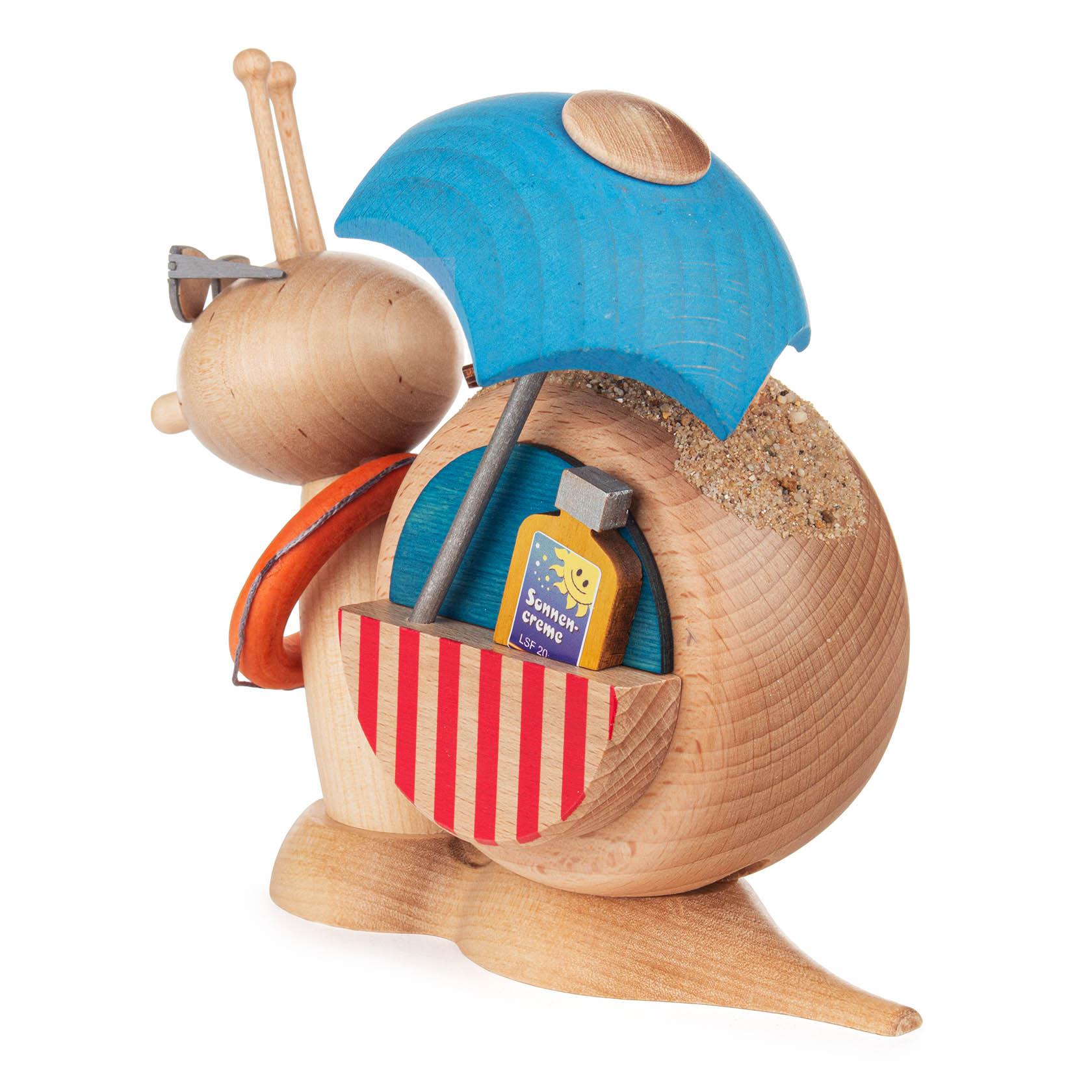 Holzfigur einer lächelnden Schnecke mit Sonnenbrille und Schwimmring, aus der Schale kommt Räucherrauch. In der Schale befindet sich ein Schirm und ein Buch.