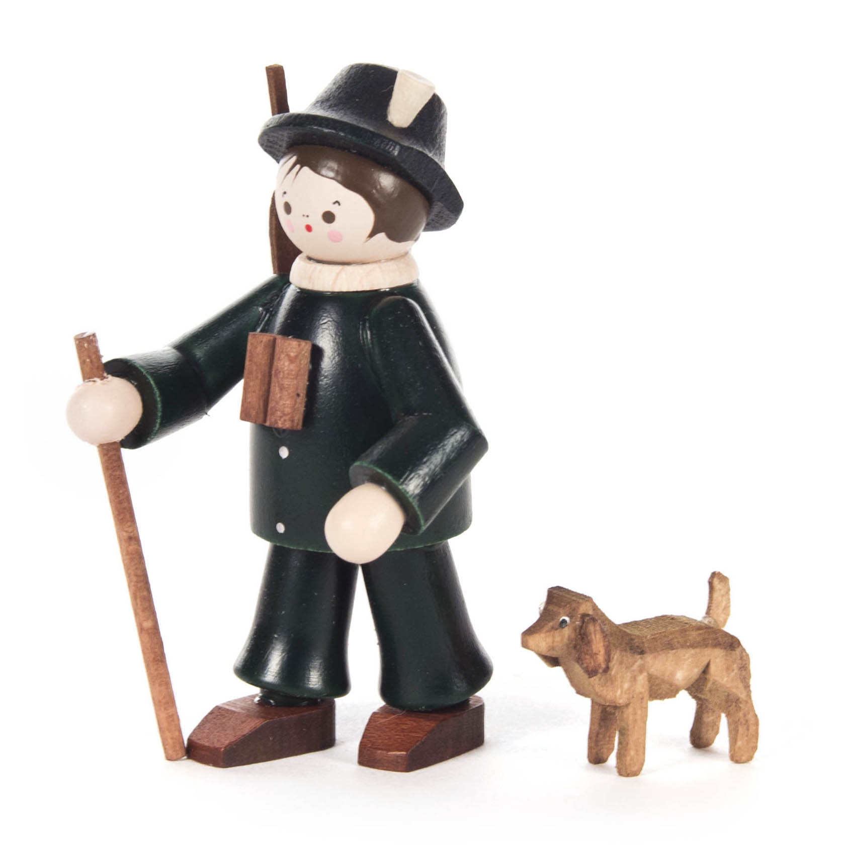 Holzfigur eines Försters in grüner Kleidung mit Stab, neben einem kleinen Hund. Beide sind im traditionellen, handgefertigten, farbenfrohen Stil gehalten. im Dregeno Online Shop günstig kaufen