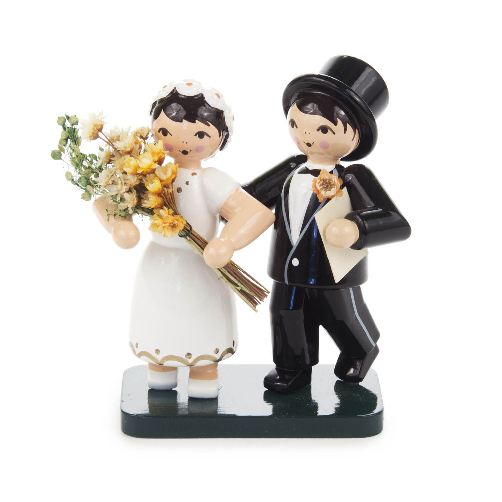 Holzfigur eines lächelnden Brautpaares, die Braut trägt ein weißes Kleid und einen Blumenstrauß, der Bräutigam einen schwarzen Anzug und Zylinder. im Dregeno Online Shop günstig kaufen