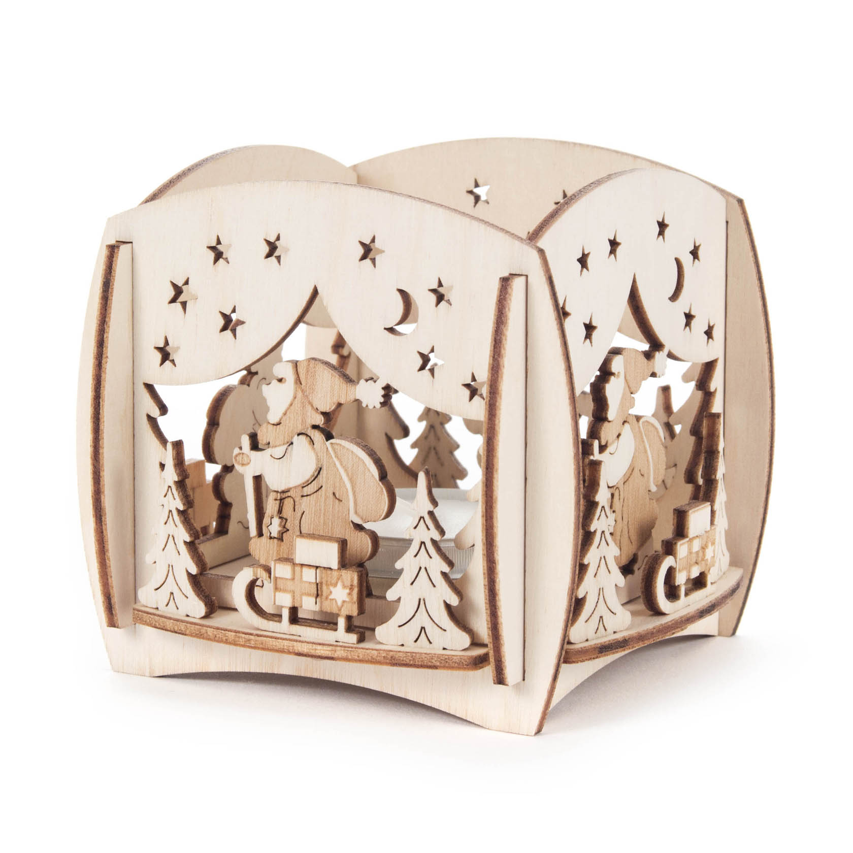Ein Teelichthalter aus Holz mit Weihnachtsmann-Motiv. Der Halter zeigt einen geschnitzten Weihnachtsmann mit Geschenken, umgeben von Sternen und Bäumen. im Dregeno Online Shop günstig kaufen