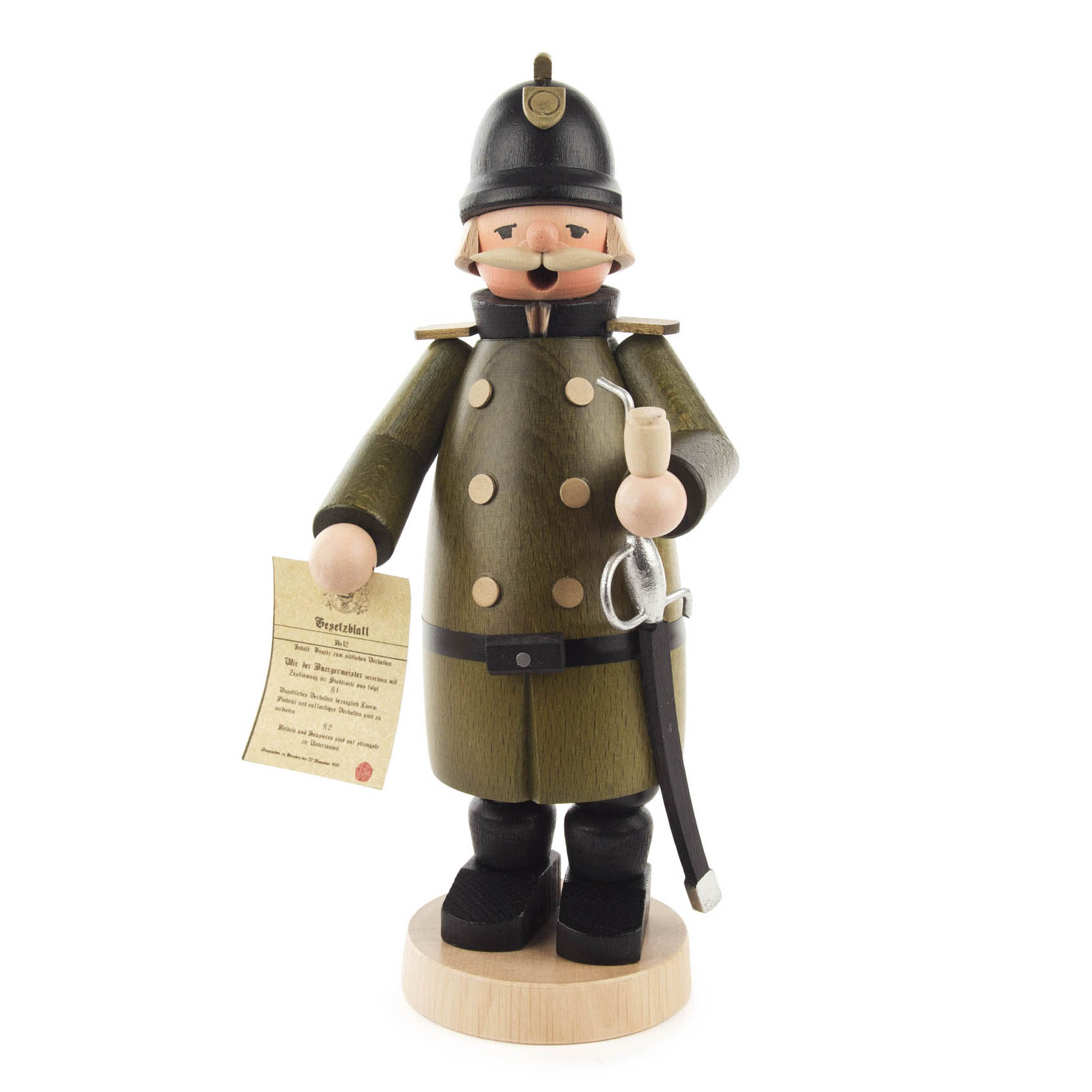 Ein Räuchermann in Form eines Polizisten aus Holz, in grüner Uniform mit Helm. Er hält eine Schriftrolle in der rechten Hand und eine Pfeife im Mund. im Dregeno Online Shop günstig kaufen