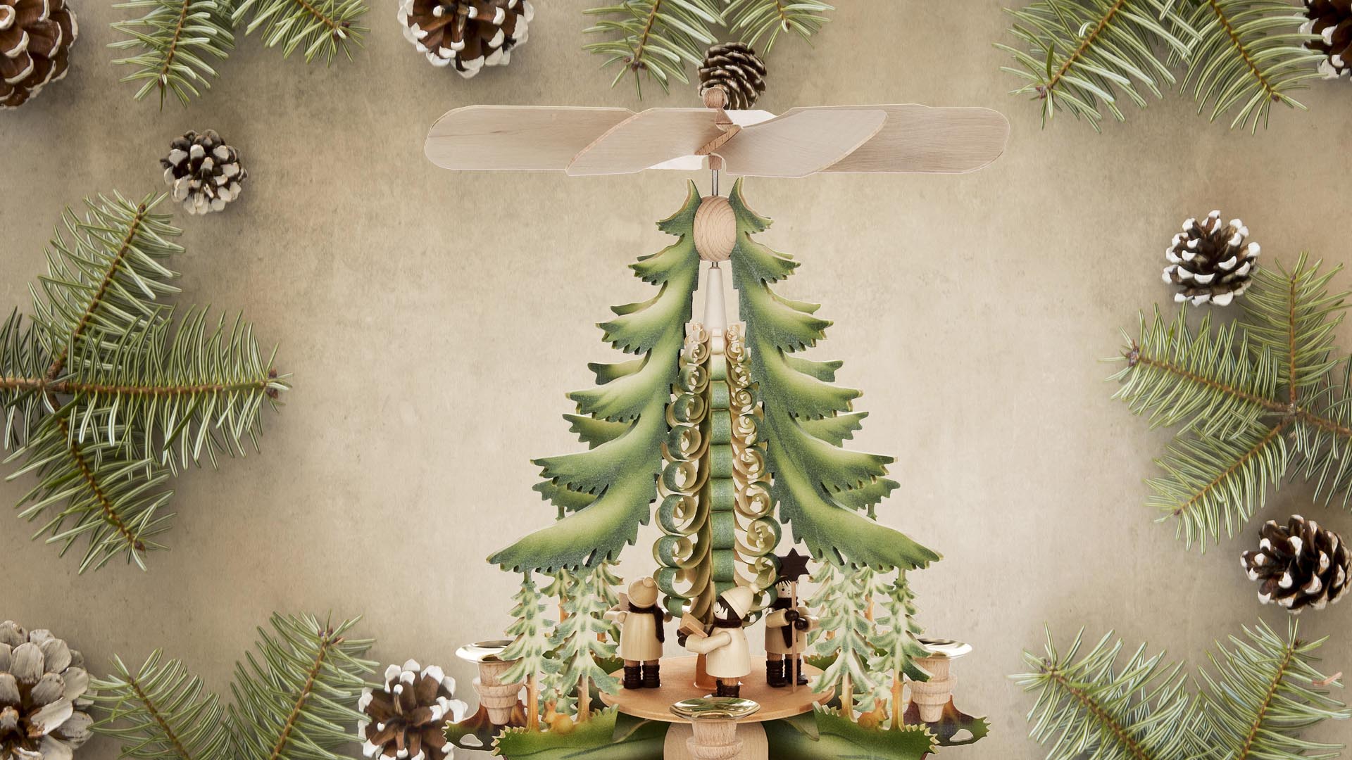 Pyramide mit Tannenmotiv und Kurrende